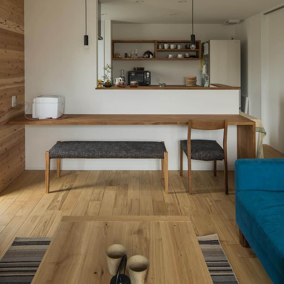 ルポハウス一級建築士事務所さんのインスタグラム写真 - (ルポハウス一級建築士事務所Instagram)「・ ・ ・ オーダーメイドの「見せる」食器棚。 ・ 収納するものに合わせた棚板の高さなど、相談を重ねて作り込んでいます。 ・ オーダーメイドならではの使い勝手の良さが、お施主様のお気に入り。 ・ ・ ・ 𓐌𓐌𓐌𓐌𓐌𓐌𓐌𓐌𓐌𓐌𓐌𓐌𓐌𓐌𓐌𓐌𓐌𓐌  ルポハウスの施工事例はこちらまで☞ @reposhouse  𓐌𓐌𓐌𓐌𓐌𓐌𓐌𓐌𓐌𓐌𓐌𓐌𓐌𓐌𓐌𓐌𓐌𓐌 #ルポハウス は#ちょっとかっこいい家 を"友人のために" という思いでつくっています。 一生に一度の#マイホーム。 「あなたにしかできない」×「ルポハウスだからできる」で、 私たちだけの#家づくり を思いっきり楽しんでみませんか？！ ・ ・ ・ #住宅 #注文住宅 #新築一戸建て #シンプルな暮らし #デザイナーズ住宅  #一級建築士事務所 #設計事務所 #design #simple #滋賀 #大津 #草津#設計士とつくる家 #instahouse #キッチンインテリア #造作家具 #造作食器棚」10月1日 12時12分 - reposhouse