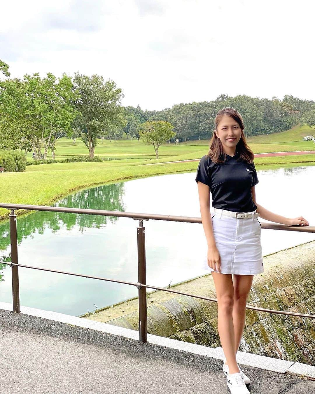 武田奈津美さんのインスタグラム写真 - (武田奈津美Instagram)「* お初の美浦ゴルフ倶楽部⛳️ 水辺が多くて綺麗だった☺️✨  ジムの先生たちと行ったのだけど みんなすーごい飛ばすの🤣🏋️‍♀️ わたしもムキムキになりたい！笑  この日の @footjoy.japan の秋服は 襟元が可愛いの〜☺️🍁 シンプルコーデなのでグローブに 差し色をいれました❤️  #ゴルフコーデ #ゴルフ #ゴルフ女子 #スポーツ #japan #tokyo #golf #golfgirl #footjoy #フットジョイ #武田奈津美 #美浦ゴルフ倶楽部」10月1日 12時04分 - _natsumitakeda_