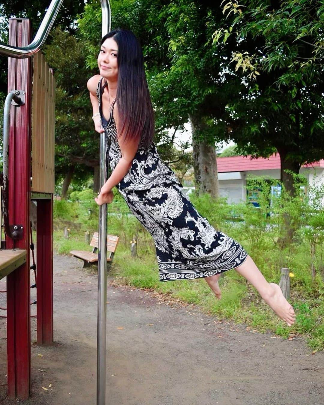 のインスタグラム：「ちょうど良い棒が公園に😂✨ 家の近くにこのアスレチック欲しい🌷 . . 筋肉だいぶ落ちて、キツすぎた💔 引越し落ち着いたら、 トレーニングもろもろ頑張ろう✨💪 . . 部屋の物断捨離に時間がかかって大変です😂 . . #西荻ぶらり #写真 #photo #まったりLIFE #ぶらり旅 #善福寺　#smile #happy #lunch #japan #friend #poledance」