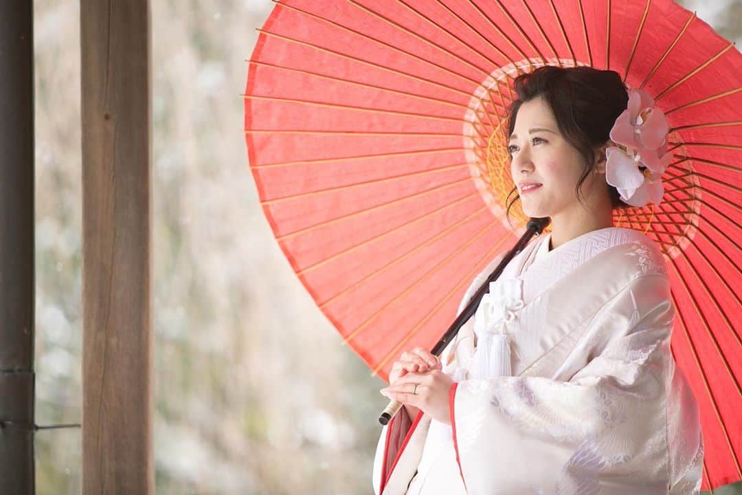 富山結婚式 ヴィラグランディス富山のインスタグラム：「, , , #和装前撮り , 和傘が似合う艶やかな花嫁様🎋 笑顔いっぱいの写真も良いですが艶っぽいお写真も素敵ですね♡ , , , , , , #ヴィラグランディス富山  他の写真も気になる方はプロフィールから 公式HPをご覧下さい▶︎▶︎▶︎」