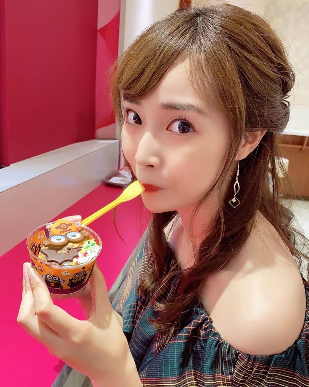 赤間有華のインスタグラム：「#ミニオン の#ハッピードール 🎃🦇🕸 。 #パンプキンショコラ が食べたくて、発売日にサーティワンへ！！美味しすぎて可愛すぎて...大はしゃぎしそうでした🙋‍♀️🎶 。  #前菜#食欲の秋#サーティワン#バスキンロビンス#アイス#アイスクリーム#パンプキン#ハロウィンハッピードール」