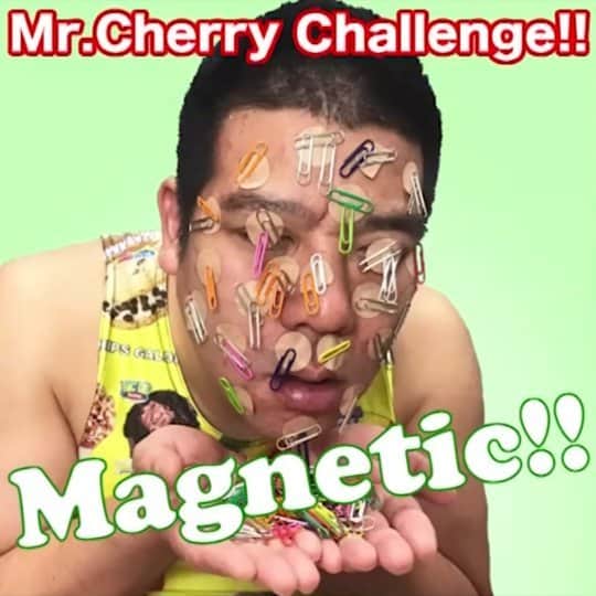 のインスタグラム：「【How many clips can be attached with the magnetic therapy device electric van with a magnet】 Cure facial stiffness with this challenge💆  磁石パワーでクリップアップチャレンジ 気持ち悪いですね #guinnessworldrecord #Challenge #mrcherry #officiallyamazing #ギネス世界記録 #チェリー吉武 #チャレンジ #🍒」