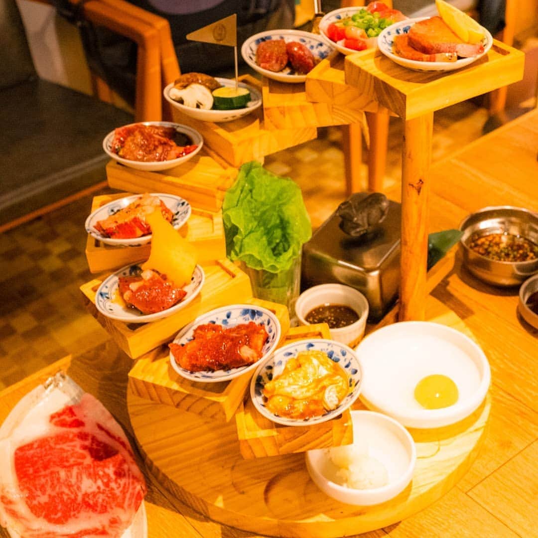 のインスタグラム：「【熟成焼肉 肉源】名物10段盛り❢5800円。すき焼きサーロインを焼いてくれます。  1980円でシャンパン、ワインセラーのワインなど100分飲み放題♪  安くて美味しくて遅くまで営業のホスピタリティの良い焼肉屋さん。  ヤーローさんという、日本語ペラペラでホスピタリティ抜群のベルギーの方は10月1日から六本木店に異動。  赤坂、六本木、渋谷、仙台にあります。  肉源オリジナルのマスク用の袋がステキです♪  #肉源 #熟成焼肉 #焼肉 #肉食 #肉 #肉好き #肉スタグラム #焼肉屋 #赤坂ランチ #港区ランチ #赤坂グルメ #赤坂ディナー #港区ディナー #グルメ #美味しい写真 #美味しいお店 #美味しい #おいしいものが好き #おいしい  #グルメ#japanesefoods#japanesenoodles #instacook #yummy」
