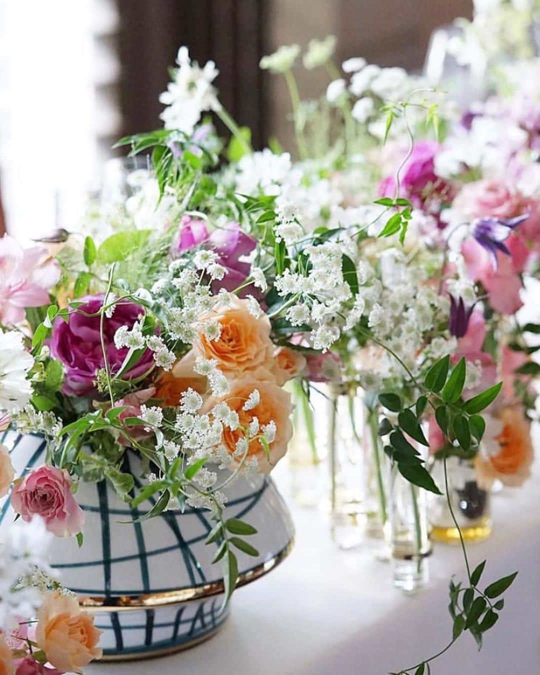 のインスタグラム：「.  Flower Coordinate  フラワーコーディネーターと作り上げる空間  "おふたりはどんな気持ちで過ごしたいですか" "ゲストの皆様にどんな風に過ごしていただきたいですか"  そんなお話をお伺いしながら その想いを叶えられるよう おふたりらしく作り上げていきます  @jieli_official  @oriental.hotel.wedding  #ohk花嫁  #orientalhotelwedding #orientalhotel #staywedding #treatdressing  #ステイウェディング #オリエンタルホテル #オリエンタルホテル旧居留地」