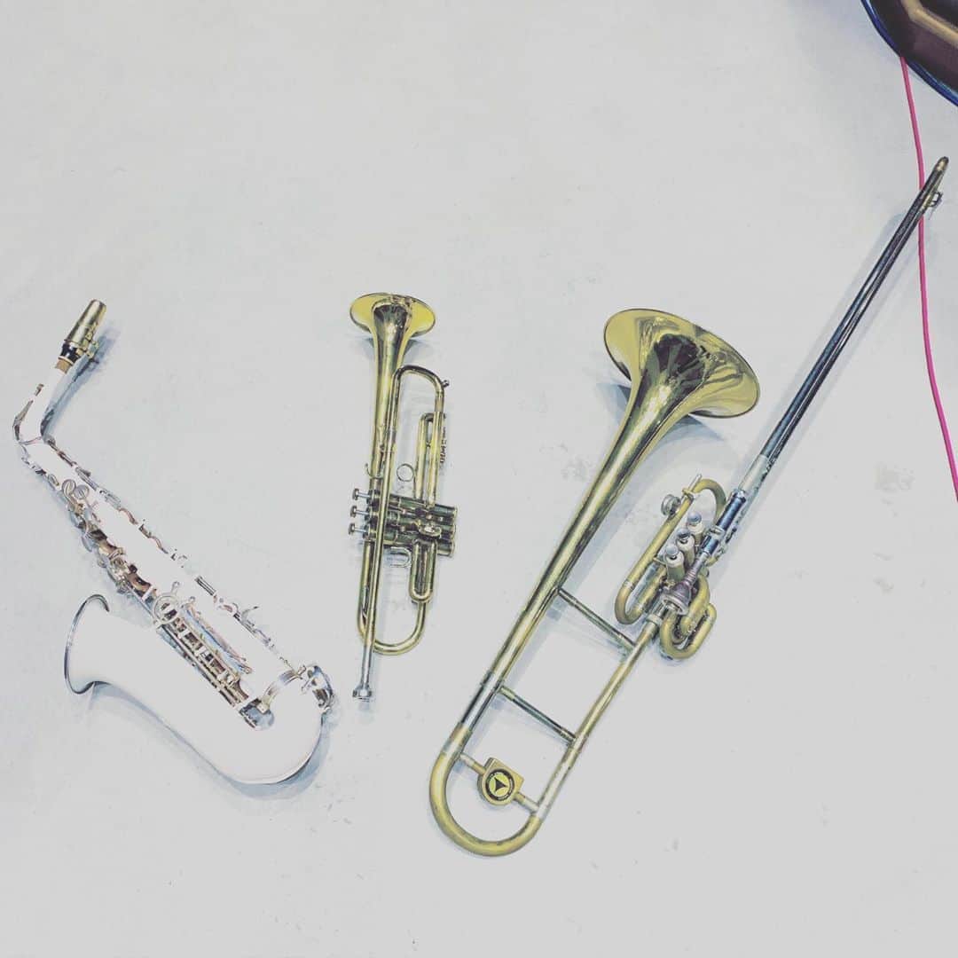 YOKANさんのインスタグラム写真 - (YOKANInstagram)「午前中は  久しぶりに 赤坂のスタジオにて  CM レコーディングでした❣️  サンバ調のサウンドで  トランペット×4 アルトサックス×4 トロンボーン×3  を ひとりダビング祭り…🎺🎷📯♬  楽しいセッションでした…🎵✨  午後からも 楽しみながらがんばりまーす✌️  #YOKAN  #yokanrecording  #recording  #cm  #cmmusic  #saxophone  #altosax  #trumpet  #trombone  #yamahatrumpet  #antiguasaxophone  #holtonsuperbone  #レコーディング  #サックス  #アルトサックス  #トランペット  #トロンボーン  #ヤマハ  #アンティグアサックス  #ホルトン  #ODENSTUDIO  #BISHOPMUSIC  #楽しいセッション  #笑顔でステキな1日を💓」10月1日 12時19分 - yokanstudio