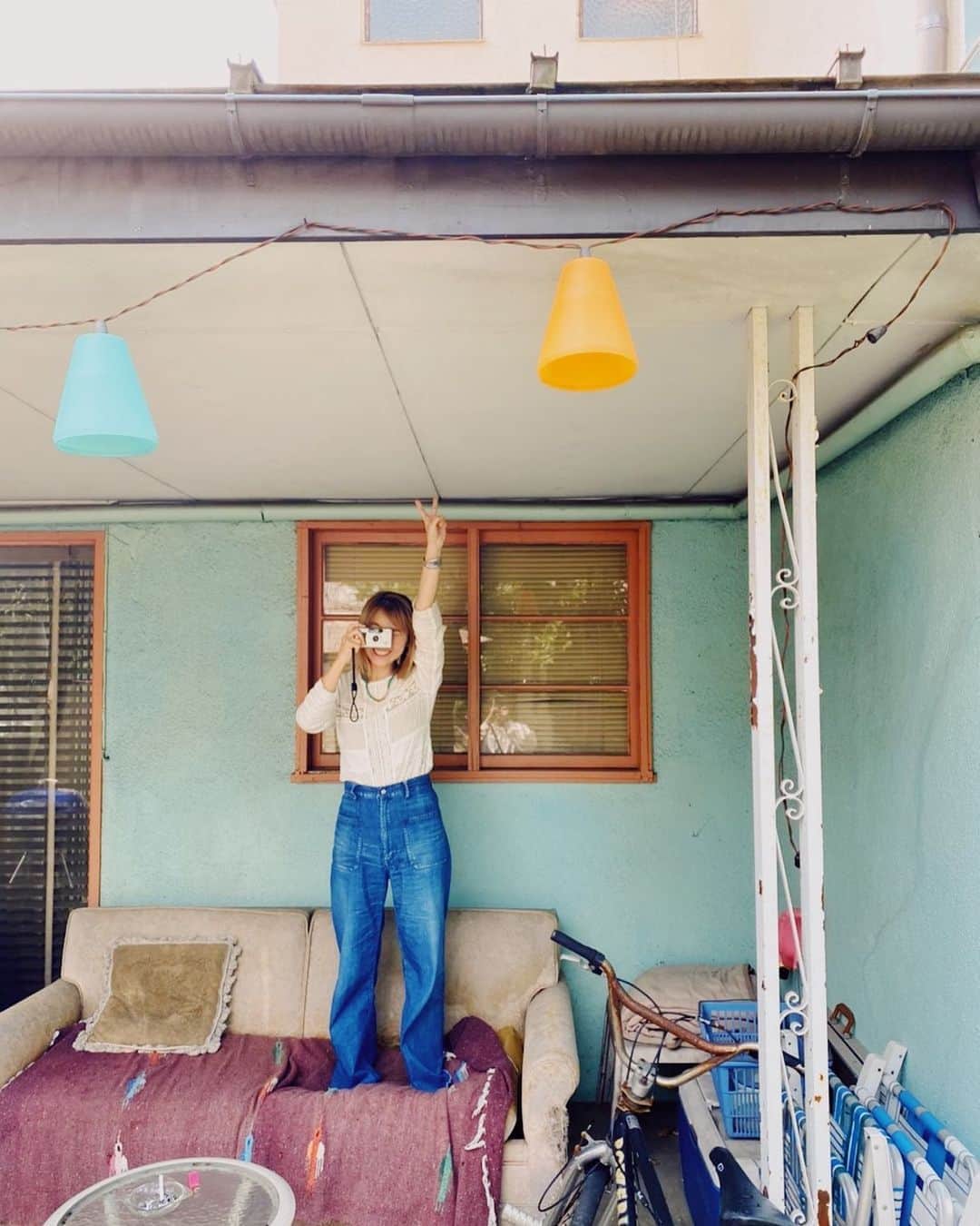 花盛友里のインスタグラム：「Such a happy day shooting at a house painted super cute blue.  そんな今日はスーパーかわいいお家で可愛い子たちの下着を撮っています。 自由に撮ってね。って。 最高かよ。 幸せかよー！  あー幸せ。って何回言ったかな。  本当に本当に、あぁ幸せ。」