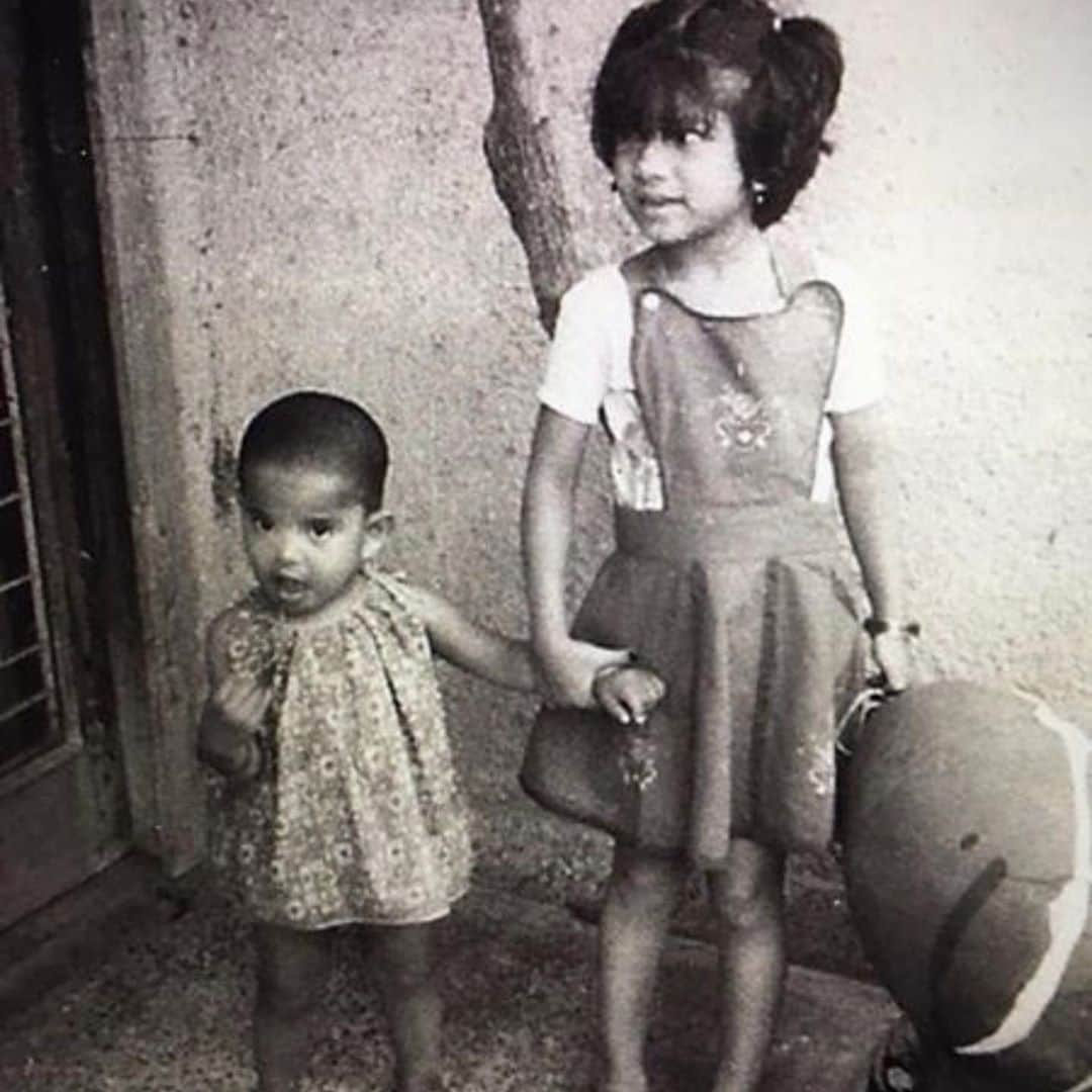 ビパシャ・バスーさんのインスタグラム写真 - (ビパシャ・バスーInstagram)「Happy Birthday @sonibasu (Didi) ❤️🎉🤗😘 Thank you for looking after me when I was a tiny tot... you were and still are the cool cat ...who I looked up to ... while growing up❤️ Stay cool Sestra. Love you❤️Tight hugs🤗  #sisterlove」10月1日 12時22分 - bipashabasu