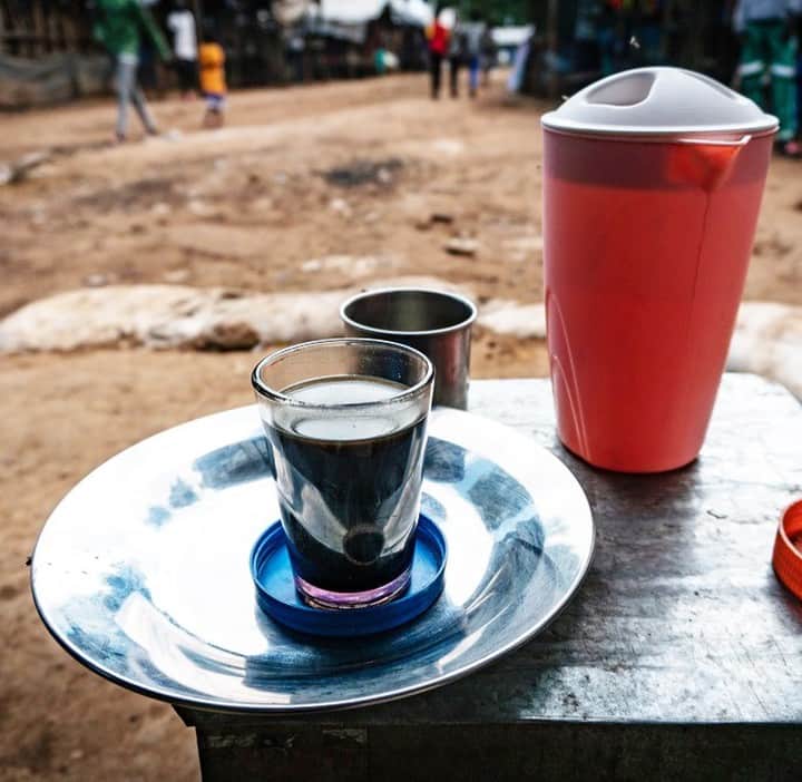 国境なき医師団さんのインスタグラム写真 - (国境なき医師団Instagram)「ご存じですか？今日10月1日は、「コーヒーの日」です。 . 写真は、日本ではちょっと珍しい生姜入りのコーヒー。エチオピアでの活動の合間の一コマです。 . 自分なりのリラックスタイムを作ることは、緊張が続く現場で活動する国境なき医師団（MSF）の多くのスタッフが大切にしています。 ----------------- MSFの活動は公式サイトから。プロフィールのURLリンクからどうぞ→ @msf_japan  ----------------- © Susanne Doettling/MSF #国境なき医師団 #MSF #コーヒーの日 #エチオピア #生姜　#リラックス #リラックスタイム」10月1日 12時28分 - msf_japan