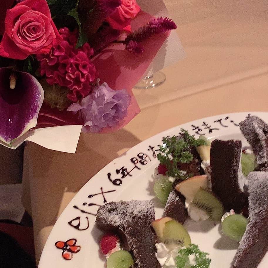 佐久間恵利のインスタグラム：「. LUXBOXに入社して丸6年の2020年9月30日。 新たな門出をお祝いして頂きました。 . . LUXBOXで働いた6年間は 本当に色んな事がありましたが 技術、接客、感性、対人関係、など ネイルの技術だけではなく、 広い分野で様々な学びを吸収させて頂きました。 常に学びの機会を設けてくださる @misa_yamana オーナーとの出会いは必然だったと感じております🕊 . 大尊敬しているオーナー、同じ志を持ったスタッフと一緒に働けた6年は私にとって宝です。 環境やご縁に感謝しながらLUXBOXで得たものを更によりよいものにして行きたいと思います✨ . .  この6年間、沢山のお客様のネイルを担当させて頂きました。遠方から来てくださる方や、ネイリストの方が来てくださることもありました。沢山のご縁に感謝しております☺️✨いつも暖かく見守ってくださり本当にありがとうございました。 合わせて今後の活動につきましてご告知させて頂きます。 . 2020年10月2日より . - nailstudio nebula - ネイルスタジオ　ネビュラ . を中目黒にてオープン致します。 @nailstudio_nebula  . . 新しい空間での佐久間恵利を これからもどうぞ応援して頂ければ嬉しいです。 . . 佐久間」