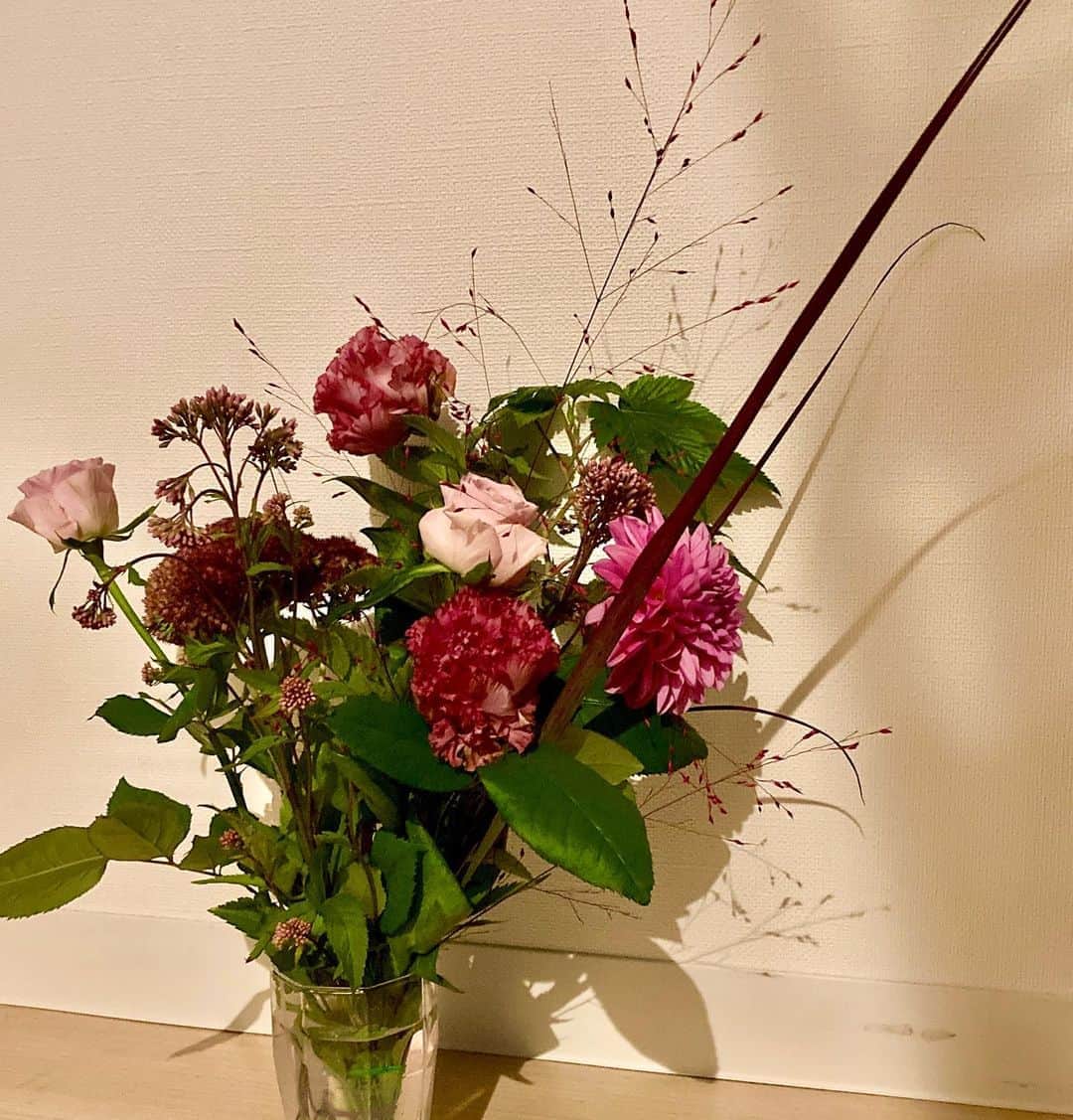 のインスタグラム：「. 10月。 可愛いお花頂いてきた姉。 私が飾らせていただきました。 ありがとうございました♥  (またいきます☺️) 長年ノンストップで働いてくれてたね。 我が家の人間は働きたくないと いいつつ働いちゃう属性 みたいだね🐟笑 お疲れ様月にするんだ💐 許される範囲で 楽しいこといっぱい したいです🐵 . 一度しかない人生だものね。」