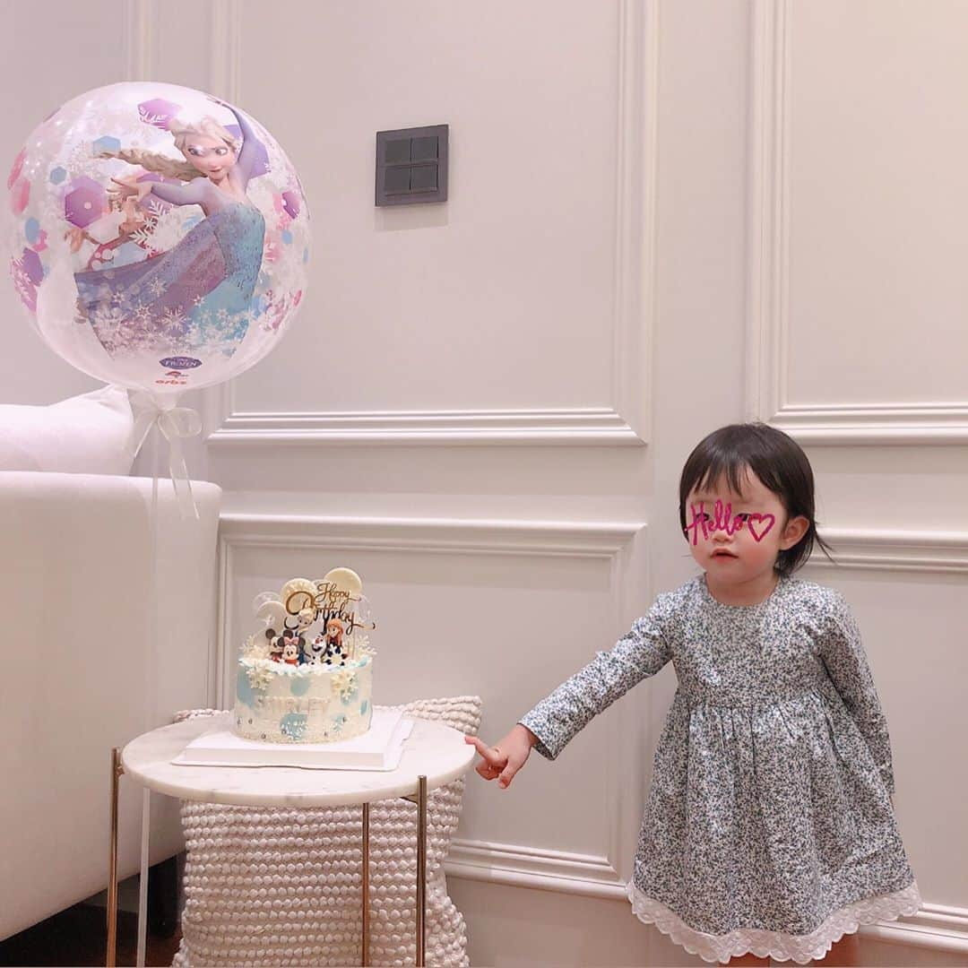 Lilian莉安さんのインスタグラム写真 - (Lilian莉安Instagram)「- 親愛的Shirley 2歲生日快樂 雖然妳不讓我夾髮夾、綁頭髮 穿衣服意見越來越多 但我還是愛妳永遠 - 生日蛋糕必須給雀斑太太 @quebancookies 200分 女兒一直改變喜好媽媽好苦惱 最後客製全部加入～ 收到的時候眼冒愛心 重點是蛋糕也好吃欸🤤  #happy2 #happybirthday #洋裝第一次穿扣子快扣不起來媽媽想哭 #雀斑太太 #2歳誕生日」10月1日 12時41分 - itslilian1002