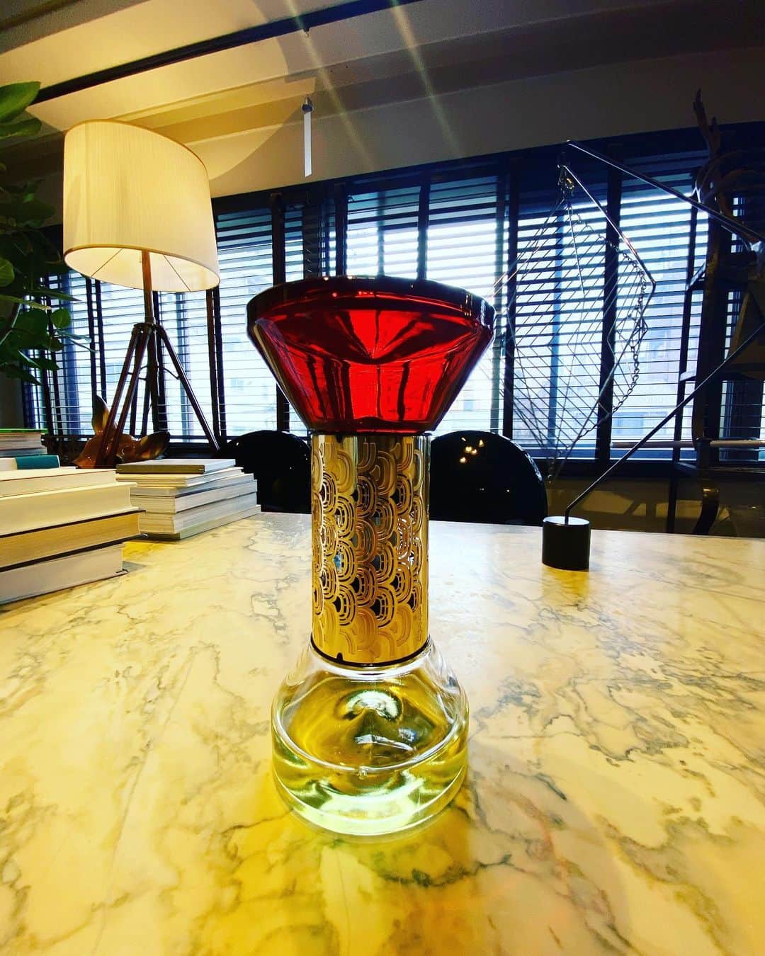 のインスタグラム：「Home fragrance. 香りの砂時計とプラグイン。引力でも電力でも香りがいいって気分いい。#dyptique #homefagrance #hourglass #一回回すと1時間 #mutsulannsora #goodvibesonly #goodneighbors #tokyolife #thisistokyo #thisisjapan」
