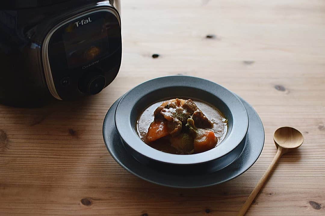 kazumi さんのインスタグラム写真 - (kazumi Instagram)「𓈒 𓈒 𓈒 10月突入。 今年もあと3ヶ月だなんて信じられません𓄺  食欲の秋ですね𓂃  寒くなってきて、お鍋や煮込み料理が恋しくなってきました♩  @tfal_japan ティファールさんの クックフォーミーでビーフシチューを作ってみました𓎡𓎘  初めて電気圧力鍋を使ってみたんだけど、 本当に感動。感動。感動。 材料を入れてスイッチ押すだけ👆🏻 大きく切った野菜もお肉も 柔らか𓂃くなって美味しい( ˙́ ͜ȋ ˙̀ )ﻭ✧✧  何よりも簡単でびっくりしました！！ そしてこの電気圧力鍋、 ミニサイズでコロンとしていて可愛い🥺💕  これからいろいろなレシピに挑戦してみたいと思います❤︎  #pr  #ミニサイズ #クックフォーミー #Cook4meのある生活 #電気圧力鍋  @tfal_japan」10月1日 12時55分 - miirururu