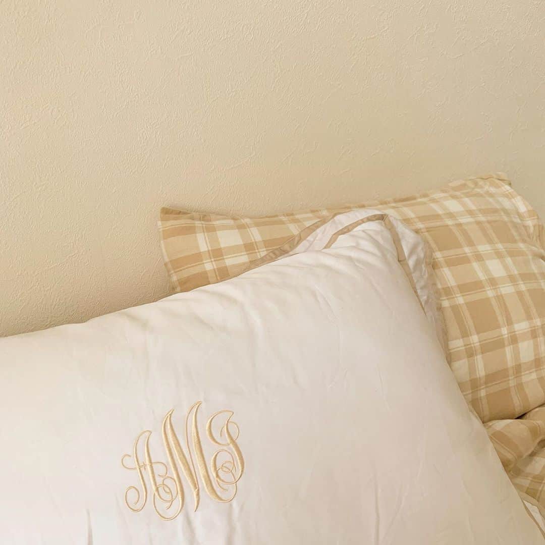 前田亜美さんのインスタグラム写真 - (前田亜美Instagram)「. . 最近、肌寒くなってきので掛け布団だしました〜🌿. . . 寒がりなので毛布も出そうか迷ってる笑‪\(ᯅ̈ )/ . 肌荒れしないように枕カバーも定期的に洗うようにしてます🙆🏻‍♀️. . これ新しい枕カバー。名前入りなの。可愛くてお気に入り🌿. . 基本ベージュで揃えてます‪ 𓈒𓏸. . . #寝具 #枕カバー #寝るの大好き #寝る子は育つ と思う #身長伸びる 気がする(笑) #ホテルライクインテリア」10月1日 12時50分 - ami___maeda0601