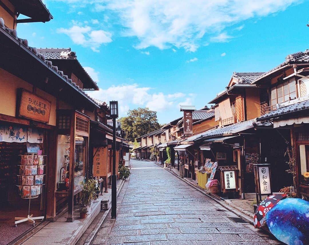 辻井美香さんのインスタグラム写真 - (辻井美香Instagram)「お昼なのにここも誰もいなかった♡ この先、たぶん出会えない瞬間。  📍#ニ寧坂   #kyotojapan #kytourism #visitjapan #retrip_kyoto #京都巡り」10月1日 12時50分 - tsujii_yoshika