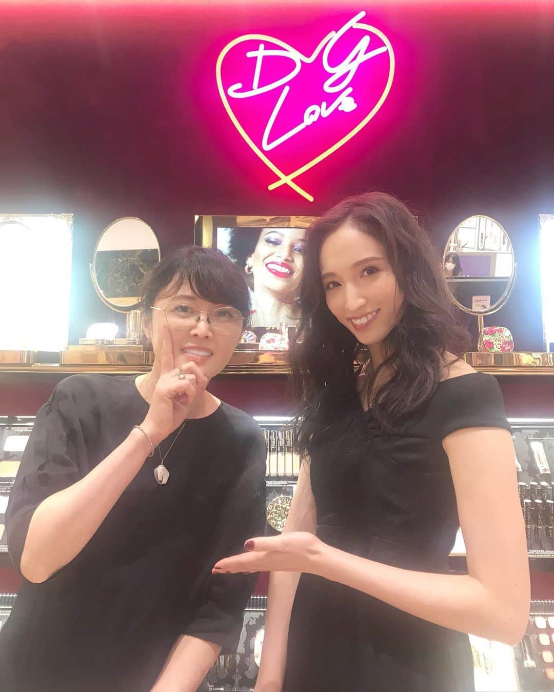 DJ MANAMI（松迫愛実）のインスタグラム：「DOLCE&GABBANA BEAUTY💄﻿ 先日、資生堂さんの生配信ライブのメイクモデルをやらせていただきました。﻿ ﻿ とっても素敵にヘアメイクしてくださった﻿ メイクアップアーティストの岡野さんと﻿ MCの森さんと♡﻿ (D&G beautyの新商品でカラーメイクしてもらったのに一切カラー感が伝わらないのが残念)﻿ ﻿ ﻿ ﻿ #カメラのレンズが汚れてて﻿ #天然ボヤっとフィルターに﻿ #久々に先輩にも会えて嬉し楽しい現場でした」