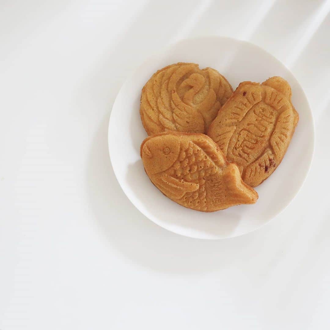 Eri Satoのインスタグラム：「「& OIMO TOKYO」の #蜜芋たい焼き @and_oimo_tokyo · 見た目も可愛いこちらのたい焼きは 先日、新宿高島屋の催事に行った時にGETしたもの。 温めても冷やしても美味しい生地で 中は蜜芋×ブルーチーズ×いちじくの組み合わせ。 クリームチーズとりんごもあるよ。 和菓子のようなケーキのような··· とにかくとっても美味しい😋 · 「& OIMO TOKYO」は本日10月1日にECサイトがオープンするよ！ サイトでは、人気の #蜜芋バスクチーズケーキ が買えるみたいだから今度お取り寄せしようかな💛 ぜひチェックしてみてね✨ @and_oimo_tokyo https://www.and-oimo-tokyo.com/ · · · 昨日のわたどう最終回 「泣くな、帰れなくなるだろ」のところ さいっこうでしたね😭💛 あまりの2人の美しさにそこだけ何度もリピートして観ました😭笑 DVD出たら買おうかな🙄笑 · #andoimotokyo#蜜芋#たい焼き#ケーキ#和菓子#さつまいも#さつまいもスイーツ#スイーツ#おやつ#*お取り寄せ」