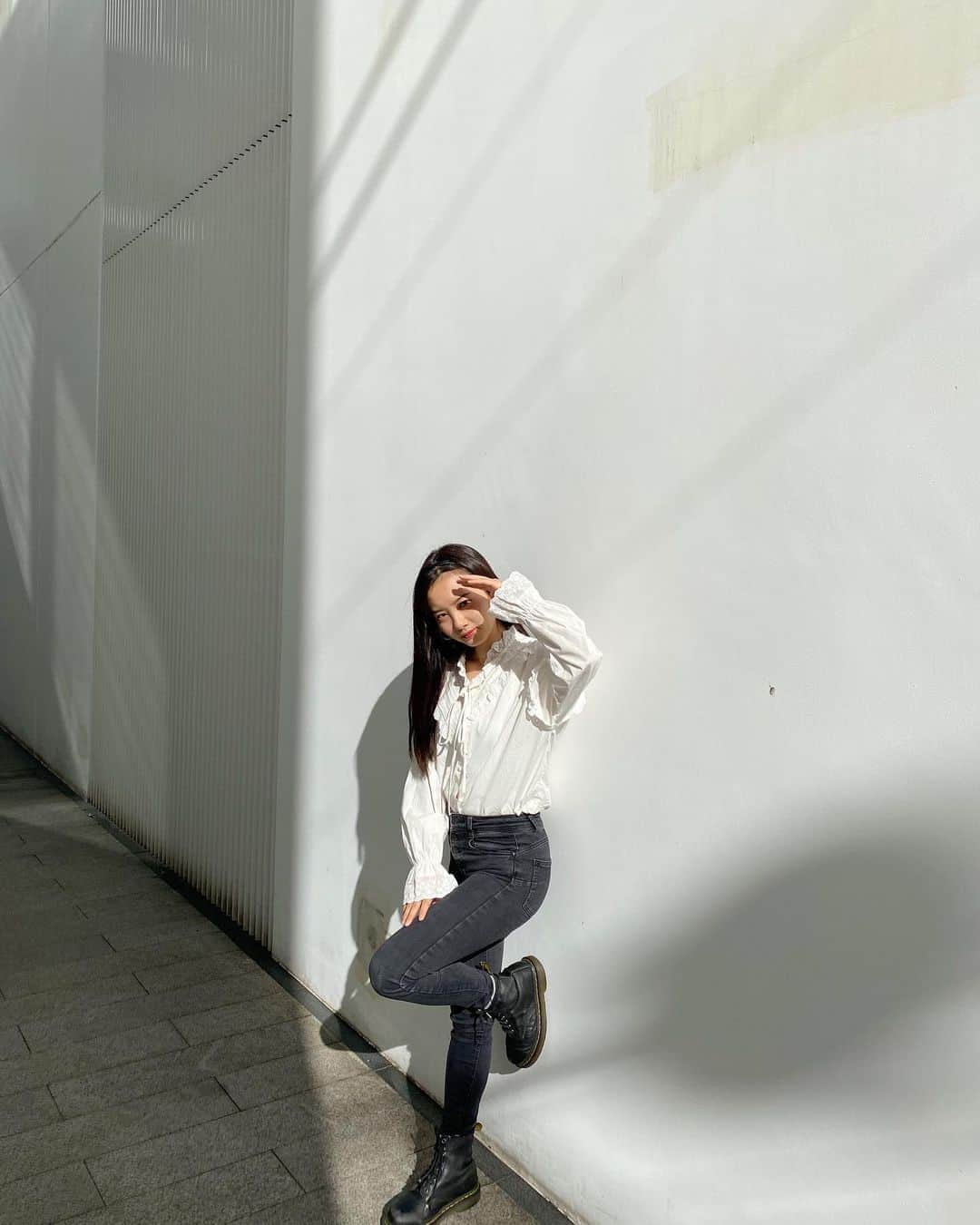 青山舞莉のインスタグラム：「𝐭𝐨𝐩𝐬 @_ruruofficial_   𝐣𝐞𝐚𝐧𝐬 @pullandbear   𝐛𝐨𝐨𝐭𝐬 @drmartens_japan   #大学生コーデ #コーデ #ファッション #ootd #outfit #japanese #asian #秋コーデ #秋冬コーデ #韓国ファッション #韓国コーデ　#팔로우 #데일리룩 #패션 #옷스타그램 #kpop #패션」