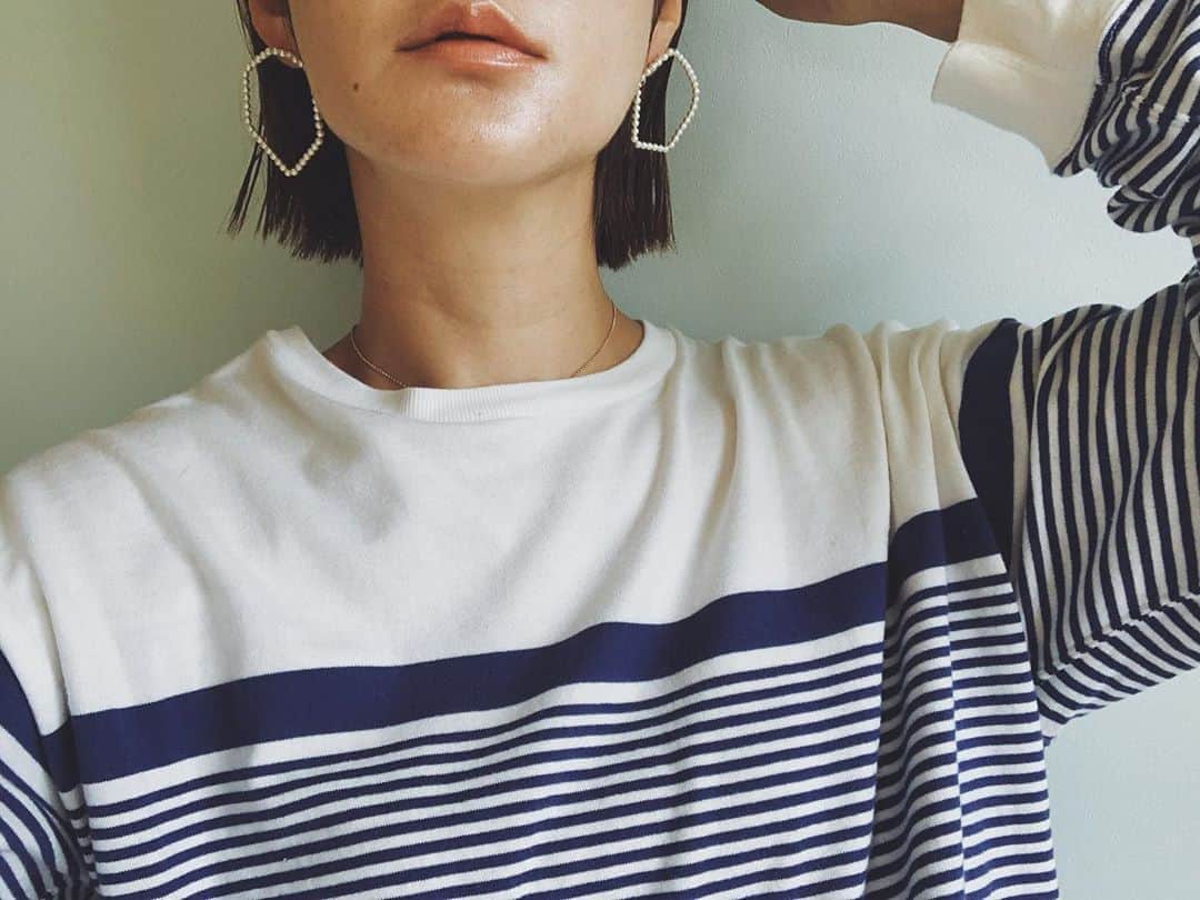 ジュジュのインスタグラム：「着用🤍 . . 左右異なる変形モチーフが本当に シャレてるパールitem✍️ . simpleな様で、線で描いたモチーフをパールで表現するのはとても難しい事。 . 出来ない形も多く何度も試行錯誤しました。 . やっとやっと形に...♡ . 少し小さなsetと少し大きなsetでご準備します〼♡ #こちらは少し小さなset🤏 . coming soon . .  #AkariH#accessory#costumeaccessory#fashion#アクセサリー#アクセ#大振りアクセサリー#jewelry#ジュエリー#pierce#earring#ring#bracelet akarih#akarihchic#アカリ#アカリチック#Akarih#アカリ #2020aw#awcollection#www.akari-h.jp#hrkフク」