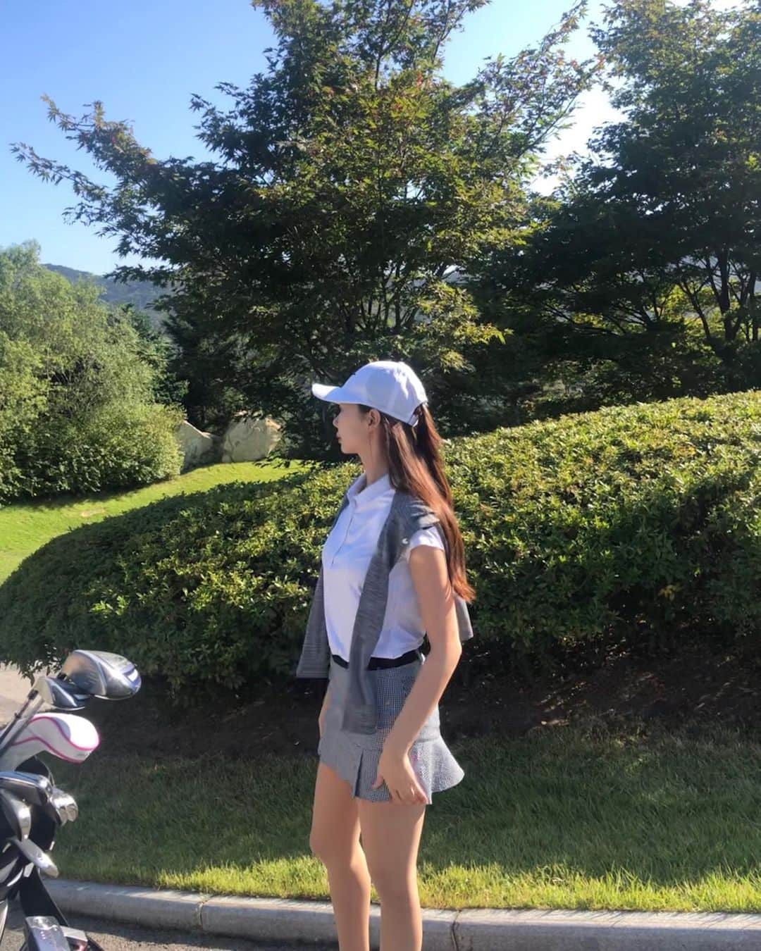 イユエリンのインスタグラム：「추석인사 하고 싶은데 셀카도 없고 다 예전 사진들 뿐..ㅎㅎ 편안한 추석연휴 보내세요🌿」