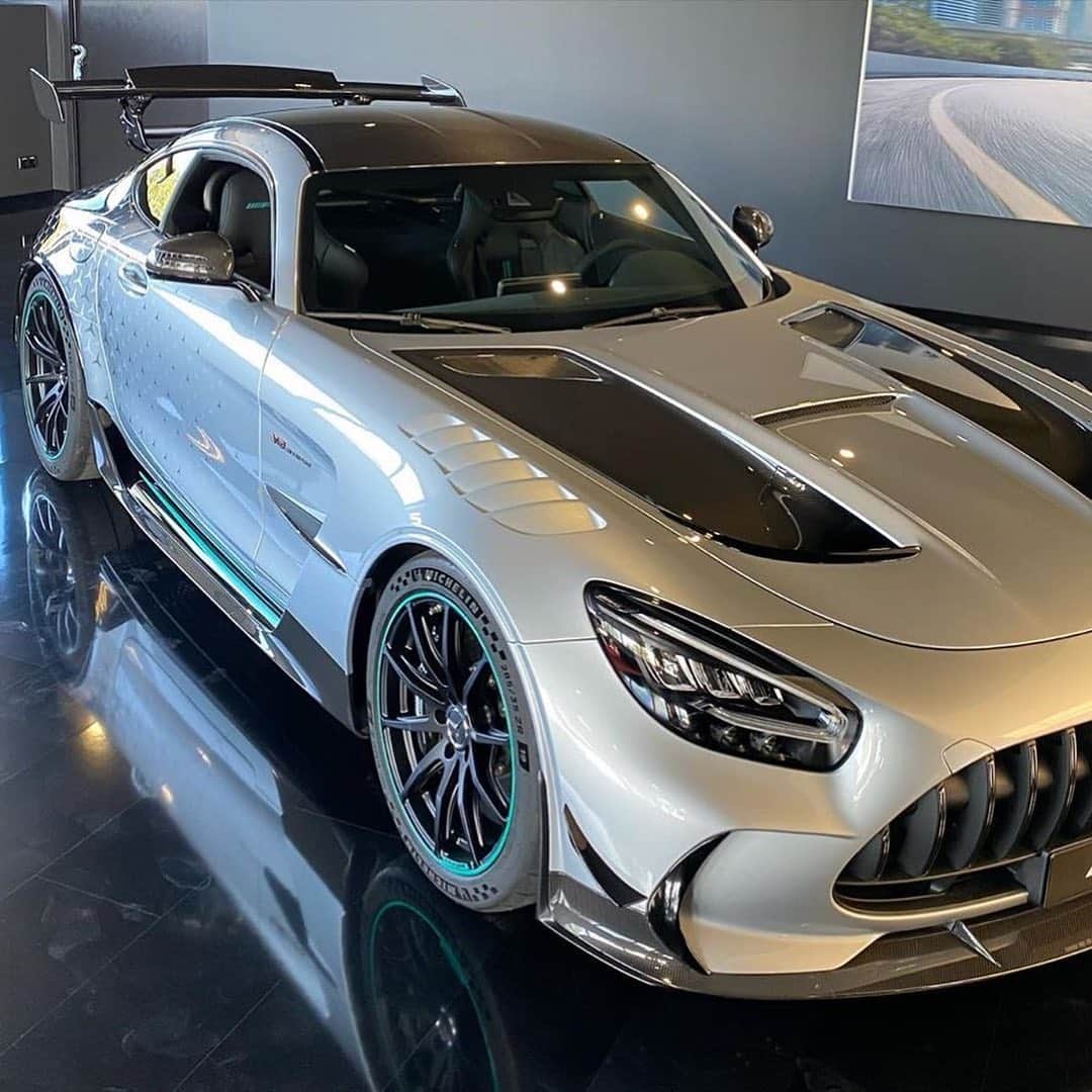 CARLiFESTYLEさんのインスタグラム写真 - (CARLiFESTYLEInstagram)「The Mercedes AMG GT Black Series project one edition. 👍🏽or👎🏽? Photo by @rana65556 #carlifestyle #blackseries #amggtblackseries」10月1日 13時12分 - carlifestyle