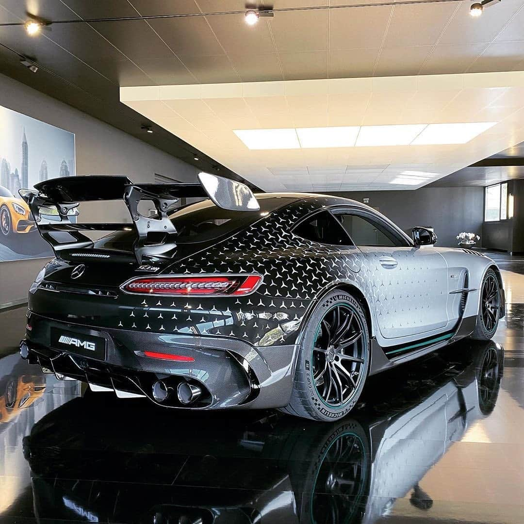 CARLiFESTYLEさんのインスタグラム写真 - (CARLiFESTYLEInstagram)「The Mercedes AMG GT Black Series project one edition. 👍🏽or👎🏽? Photo by @rana65556 #carlifestyle #blackseries #amggtblackseries」10月1日 13時12分 - carlifestyle