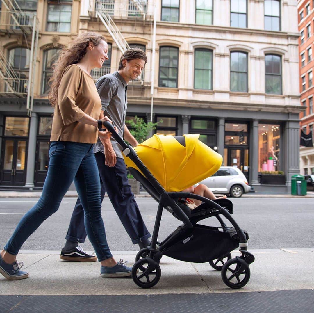 blossom39_officialのインスタグラム：「. 10月30日発売予定の《bugaboo bee6》 本日より全店で予約受付開始いたしました。  メッシュウィンドウのついたサンキャノピーや、グレードアップしたシートでより通気性がよくなり1年通して快適な乗り心地になりました！  なんといっても待望のバンパーバーが今までのbeeシリーズユーザーから羨ましがられること間違いなし！回転式なので、お子様の乗せ降ろしも簡単！  blossom39では以下のスケジュールで bee6のサンプルを展示予定となります。  ▶︎blossom39日本橋三越本店 10/2(金)〜10/11(日) ＊10/2〜11/1までの期間中、 Bee6ご購入の先着15名様にフットマフをプレゼント ▶︎blossom39大丸神戸店 10/7(水)〜10/13(火) ＊10/7〜10/12までの期間中、 Bee6ご購入の先着10名様にカップホルダーをプレゼント ▶︎blossom39みなとみらい店 10/14(水)〜10/21(水) ＊10/14〜29までの期間中、 Bee6ご購入のお客様にもれなくノベルティをプレゼント (ノベルティは数種類からお選びいただけます。) ▶︎blossom39 select あべのハルカス近鉄本店 10/15(木)〜10/20(火) ▶︎blossom39@birthday partyららぽーとExpo city店 10/22(木)〜10/30(金) ▶︎blossom39代官山店 10/24(土)〜10/30(金)  ※10/30以降は全店でサンプル展示予定となります。 ※スケジュールは変更となる場合もございますのでご了承くださいませ。  #blossom39 #ブロッサム39 #blossom39日本橋三越本店 #日本橋三越 #blossom39大丸神戸 #大丸神戸店 #blossom39みなとみらい #blossom39代官山 #ららぽーとexpocity #あべのハルカス #bugaboo #バガブー #バガブービー6 #bugaboobee6 #新発売 #ベビーカー選び #プレママ #出産準備 #赤ちゃんのいる生活」
