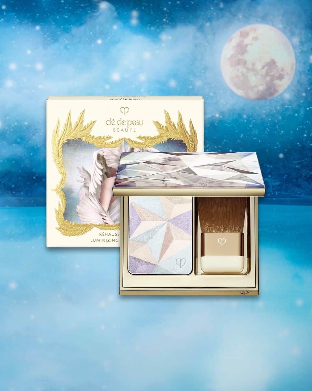 Clé de Peau Beauté Officialさんのインスタグラム写真 - (Clé de Peau Beauté OfficialInstagram)「Limited Holiday Collection: #EnchantedRadiance  Self-gifting is a way of showing yourself some love. The Holiday Gift Collection features beautiful packaging that will take you on a special journey through anenchanting story.  Be inspired by the ethereal White Swan with the Luminizing Face Enhancer 101 Moon Shimmer.」10月1日 13時09分 - cledepeaubeaute