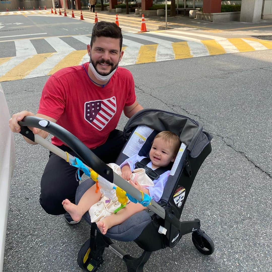 ジェイク・ブリガムのインスタグラム：「My baby girl is home, and doing well. Thank you for all the prayers and messages.」