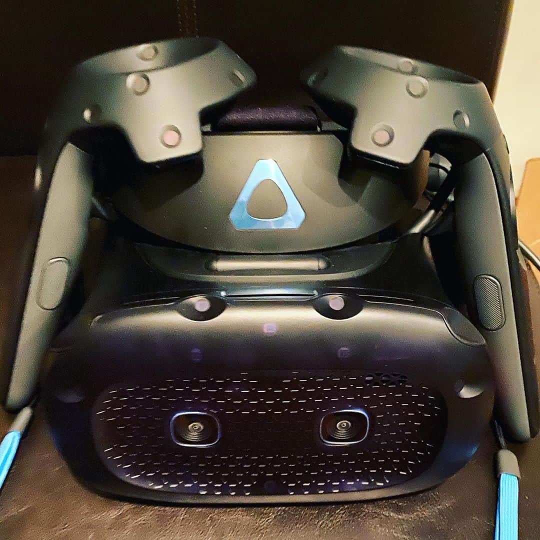 アレン・ジョーンズのインスタグラム：「@Connellymodel With the htc vive.  Hey everyone big thank you to Htc vive for the Cosmos elite the kids and I have been playing it and love it. @htcvive」