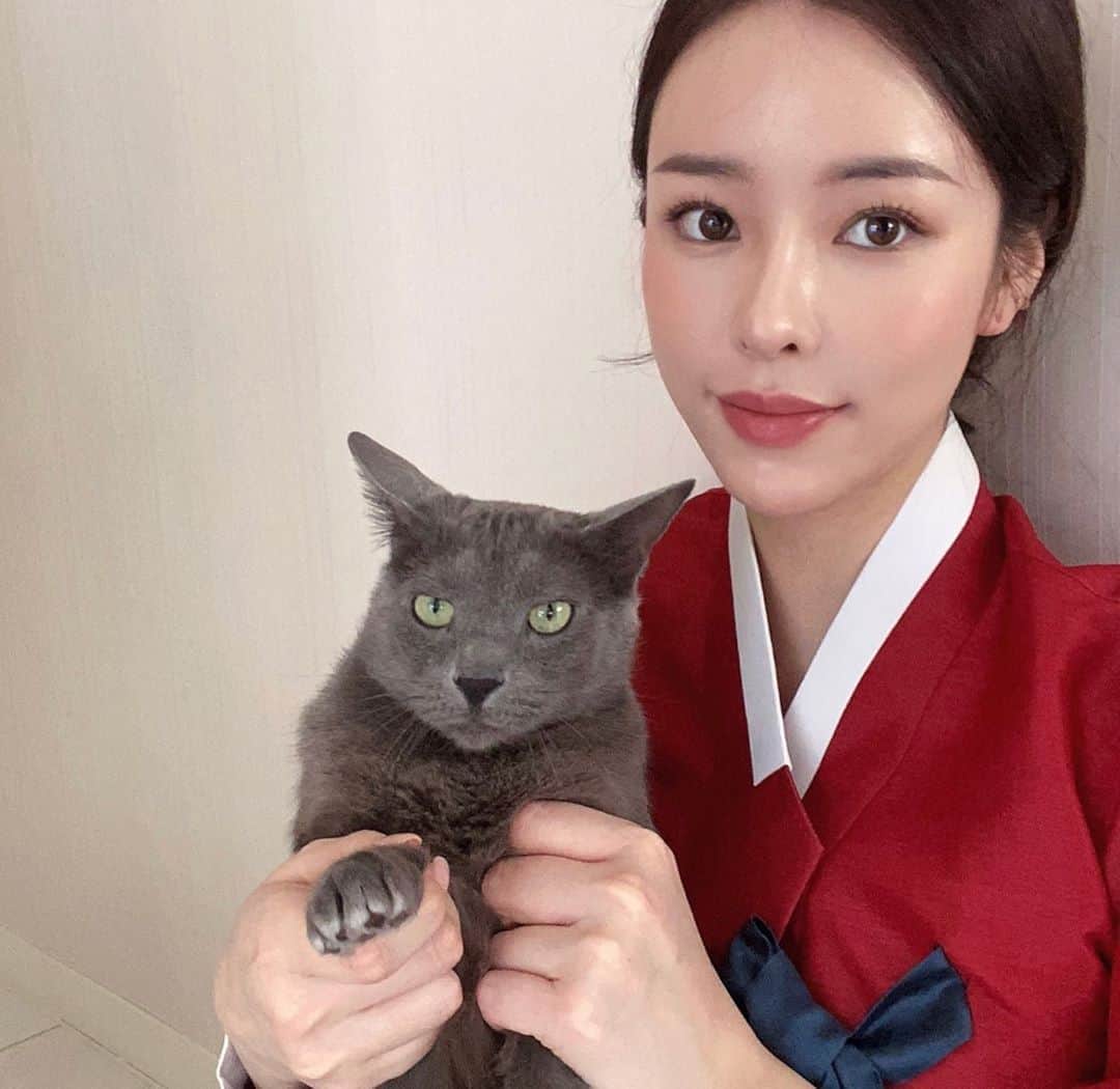 クォン・スジョンのインスタグラム：「해피추석!!!💝  댓글 이벤트는 아무래도 활동이 있는 비공개나 공개 아이디,  그리고 저를 오래 봐주시고 응원해주시는 분 위주로 뽑게 되는거같아요. 앞으로 이벤트 자주 할게효🤍  티셔츠랑, 영양제는 당첨자분들은 곧 발표하겠듭니다!   모듀 즐거운 명절연휴 되세요💕  @zzichu_ 님 !!!! 기프티콘 쏴드릴게효 DM 주세요! 😍🎉🎉」