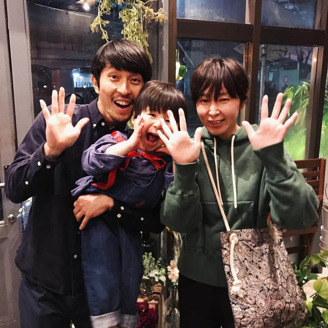 板橋よしえのインスタグラム：「. このあいだ、映画「浅田家！」の試写会へ行きました。  あさやん(浅田政志)とは長年の家族ぐるみの付き合い。 あさやんの嫁・わかめちゃん(浅田若奈)には「よしえさんはきっと、笑えると思います！！」と言われていたけれど、いざ映画を見たら、めちゃめちゃ泣いてしまった。確実に10回は泣いた。マスクがびしょびしょになるまで泣いた。 浅田家のみんなのお互いを想い合う家族愛にほっこりしたり、せつなくなったり、クスッと笑わせられたり。 映画「浅田家！」は、なんてことない日常が、一番の幸せだということをあらためて気付かせてくれた。  写真は、浅田家が東京から三重に移り住むことになり開催されたいってらっしゃい会のときの写真。 浅田家にみんなで集まってバーベキューしたり、鍋したり、ワイワイ、大人なのに青春みたいに楽しかった日々。 わかめちゃんと紙ちゃん(平岩紙ちゃん)と夜な夜な呑んだり酔っ払ったり、楽しい想い出がありすぎて寂しくて悲しくて、当時インスタに載せれなかった写真。  あさやん、わかめちゃん、あさぼうちゃん！ チャーミングな浅田家が大好きだ～！！！！！！ 映画化㊗️心からおめでとう🎊 #浅田家！」