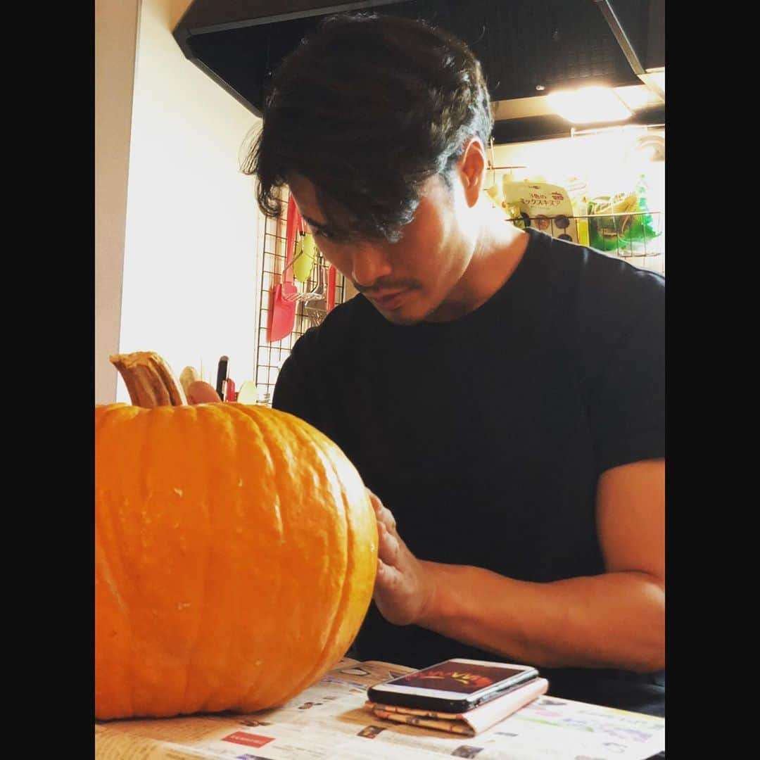 高木悠暉のインスタグラム：「10月スタート‼︎  2018年、2019年と作ってきたJack o lantern 🎃  2020年も、更により凝ったのに挑戦したい🔥🔥🔥  どんなのにしようか…  I can’t wait to carve a pumpkin 🎃 . . #october #jackolantern #halloween」