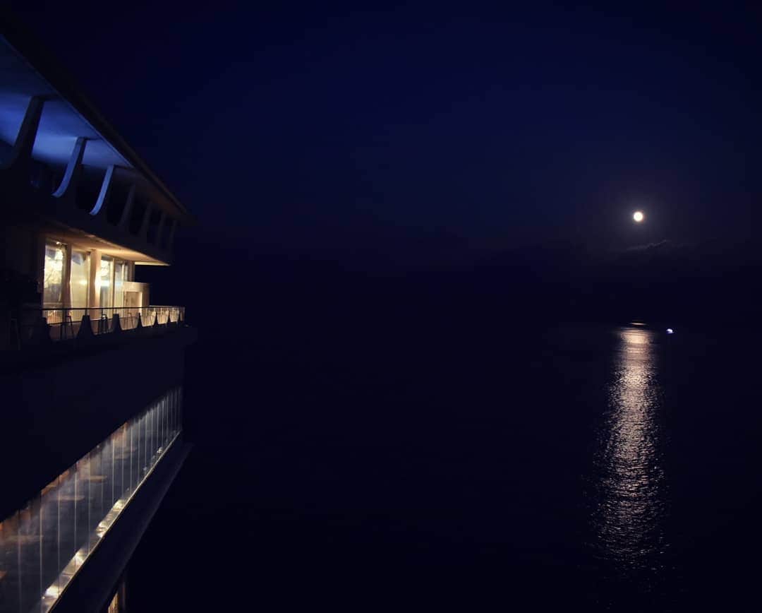 ホテルニューアカオ　熱海温泉＆リゾートのインスタグラム：「今日は中秋の名月ですね🌕 ホテルニューアカオからも美しい満月が見られました。  熱海の静かな海に浮かぶお月様は とても綺麗なムーンロードを作ってくれます😌  先日面白い民俗風習をお聞きしました。 中秋の名月には『 お月見泥棒 』が現れ、 家々を回りお菓子を盗んでいくのだそうです。  その昔子供は月からのお使いと考えられ、 月へのお供え物を盗まれるのは縁起がいいとされていました。  もちろん現代では用意されたお菓子を 子供たちが一言掛けて頂いて行くそうですが、 日本版ハロウィンのようで面白いですね✨」
