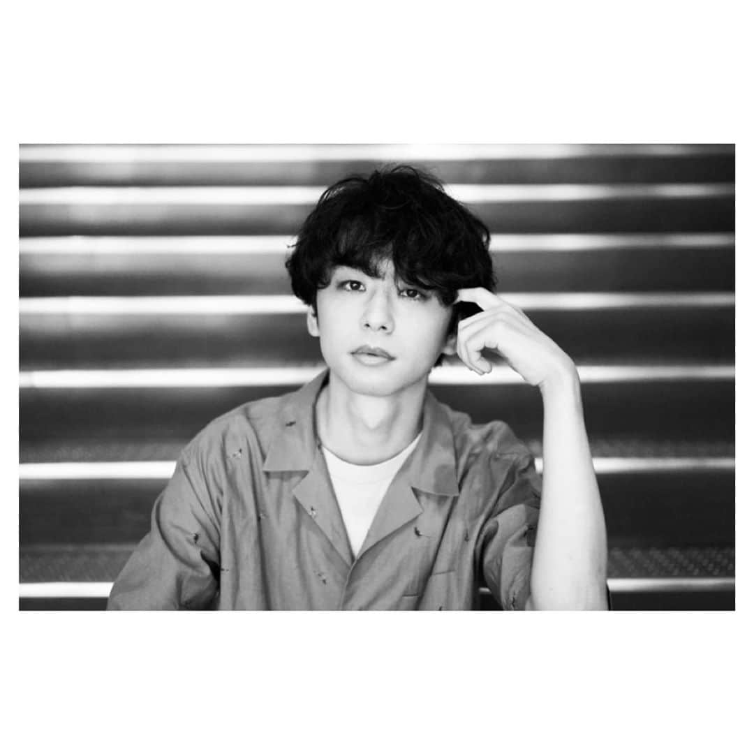 橋本淳のインスタグラム：「. シス・カンパニー公演 『たむらさん』  2020年10月9日(金)〜11日(日) @ 新国立劇場　小劇場  【作・演出】 加藤拓也 【出演】 橋本淳　豊田エリー . http://www.siscompany.com/tamurasan/about.html . 【スケジュール】 9日(金)  19:00〜 10日(土)  15:00〜 11日(日)  15:00〜 . . 10月となり初日が近づいてきた感が メキメキと変な音を立てつつ 自分のなかで際立ってきました。 こんなご時世なので、なかなか来づらいと思います。 しかし、こんなご時世だから決まった企画でもあり、 なかなか複雑ですね、世界。 とまぁ、複雑な心境なのですが、 やることは１つしかなく 目の前の作品に真摯に向き合う ということ。 今回、いま最も信頼している加藤拓也 の戯曲を演れる幸せを感じつつ 日々全力で、彼の紡いだ戯曲と向き合っています。(豊田エリーちゃんに頼りながら笑) . 3回のみという僅かですが とても貴重な期間。 しっかり楽しんで努めたいと思います。 劇場でお待ちしております。 しかしご無理なく、で。 . . . #たむらさん #シスカンパニー #加藤拓也 #豊田エリー #橋本淳」