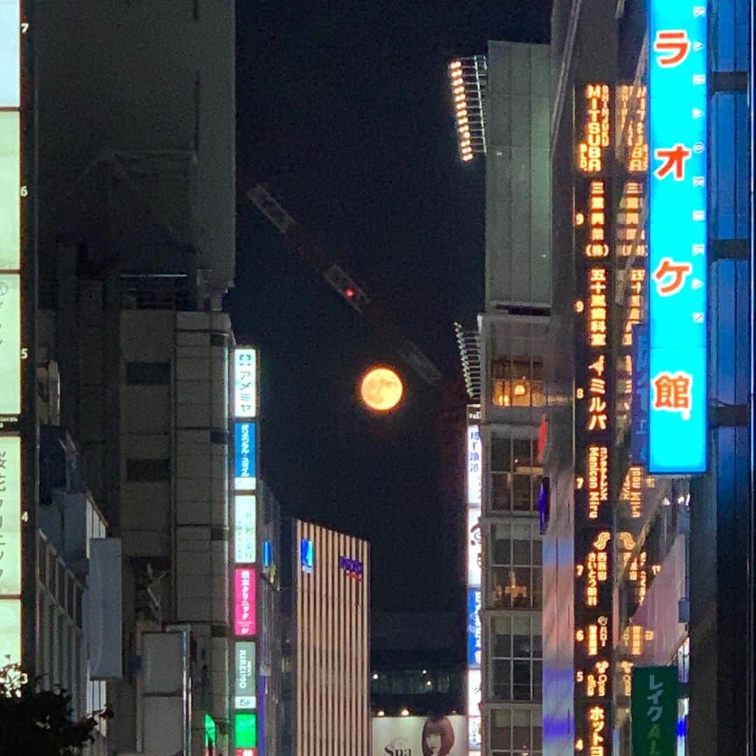 大月さゆのインスタグラム：「見えたっっ🌝  #中秋の名月 #ビルの隙間からこんばんは #どのネオンより強パワー #最高です」