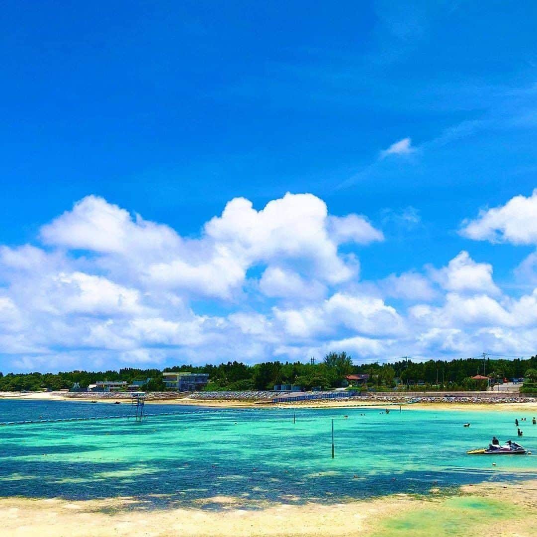 Be.okinawaさんのインスタグラム写真 - (Be.okinawaInstagram)「Emerald Beach, a rare lagoon beach, can be found in the Ocean Expo Park where the famous Okinawa Churaumi Aquarium is also located. From across the beach you can see Ie Island where the 172-meter-tall rocky Mount Gusuku (locally known as Iejima Tacchu) stands.  📍 : Emerald Beach It takes about 30 minutes to Ie Island by ferry from Okinawa Main Island. The view from the top of Mount Gusuku is also fabulous! 📷 : @tminthesky　Thank you for your lovely picture!  Hold on a little bit longer until the day we can welcome you! Experience the charm of Okinawa at home for now! #okinawaathome #staysafe  Tag your own photos from your past memories in Okinawa with #visitokinawa / #beokinawa to give us permission to repost!  #emeraldbeach #エメラルドビーチ #翡翠海灘 #에메랄드비치 #Ieisland #伊江島 #이에섬 #伊江島タッチュー #japan #travelgram #instatravel #okinawa #doyoutravel #japan_of_insta #passportready #japantrip #traveldestination #okinawajapan #okinawatrip #沖縄 #沖繩 #오키나와 #旅行 #여행 #打卡 #여행스타그램」10月1日 19時00分 - visitokinawajapan