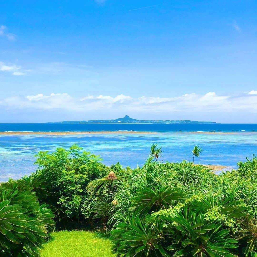 Be.okinawaのインスタグラム：「Emerald Beach, a rare lagoon beach, can be found in the Ocean Expo Park where the famous Okinawa Churaumi Aquarium is also located. From across the beach you can see Ie Island where the 172-meter-tall rocky Mount Gusuku (locally known as Iejima Tacchu) stands.  📍 : Emerald Beach It takes about 30 minutes to Ie Island by ferry from Okinawa Main Island. The view from the top of Mount Gusuku is also fabulous! 📷 : @tminthesky　Thank you for your lovely picture!  Hold on a little bit longer until the day we can welcome you! Experience the charm of Okinawa at home for now! #okinawaathome #staysafe  Tag your own photos from your past memories in Okinawa with #visitokinawa / #beokinawa to give us permission to repost!  #emeraldbeach #エメラルドビーチ #翡翠海灘 #에메랄드비치 #Ieisland #伊江島 #이에섬 #伊江島タッチュー #japan #travelgram #instatravel #okinawa #doyoutravel #japan_of_insta #passportready #japantrip #traveldestination #okinawajapan #okinawatrip #沖縄 #沖繩 #오키나와 #旅行 #여행 #打卡 #여행스타그램」