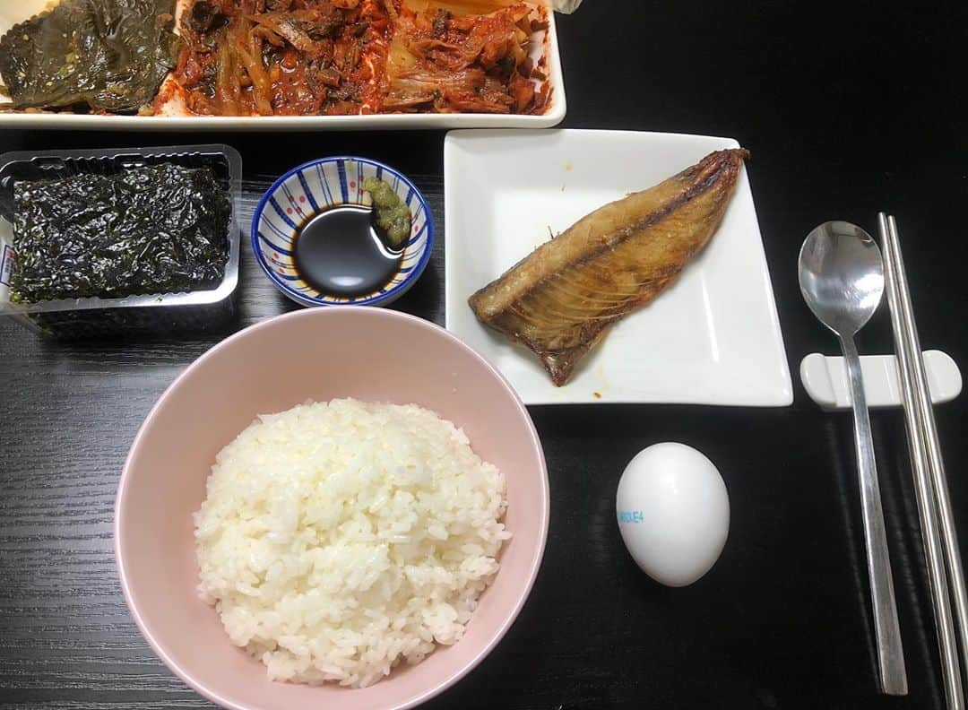 キム・ジョンモさんのインスタグラム写真 - (キム・ジョンモInstagram)「독거남의 추석 식사🍚🥚🐟흰달걀 밥에 풀어 먹으면 짱맛👍 #추석연휴잘보내세요#추석식사#고등어구이#흰달걀성애자#이정도면#요섹남」10月1日 19時00分 - pureandsexy