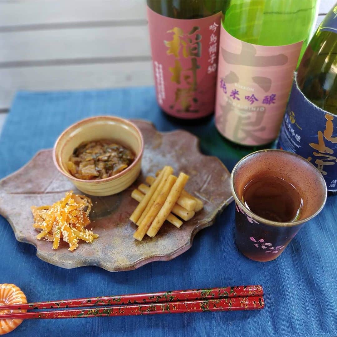 あおもり 食のコミュニティさんのインスタグラム写真 - (あおもり 食のコミュニティInstagram)「【‪10/31‬まで！青森酒米のお酒まつり】 青森県の日本酒をテーマに写真を撮ってインスタに投稿すると、「#青森酒米のお酒まつり 」キャンペーンに応募できます✨ 県産酒を飲んで、素敵な景品を当てよう！  本日10/1は、#日本酒の日 ！✨ こんな日は、お酒を呑みつつ、写真を撮ってみてはいかがでしょうか🍶📸  今回も、青森県が誇る酒米「吟烏帽子」を使用したお酒で、 「津軽地方のお酒だもの、酒器もお皿も津軽のもので✨」 というイメージで撮影してみました。  津軽金山焼は、土と炎と、作家の情熱が生み出した焼き物。 使い込むほど、手に馴染む…そんな器で青森のお酒を楽しむ、贅沢な時間があっても良いですね☺️  ～写真のお酒～ （2枚目の写真左から） ・鳴海醸造店 稲村屋 吟烏帽子50 ・松緑酒造 純米吟醸 六根 吟烏帽子 ピンク ・六花酒造 純米大吟醸 じょっぱり 吟烏帽子  【キャンペーン応募方法】は、別の投稿でご案内しています。 プロフィール画面に戻り、3枚目の写真と同じ写真の投稿をご覧ください！  このほかの酒造会社からも、吟烏帽子を使ったお酒が出ています🍶✨ ホームページで紹介していますので、 プロフィールのURL 👉注目の商品『県内酒造会社による酒米「吟烏帽子」の清酒』 をチェックしてください👀！  #鳴海醸造店 #稲村屋 #松緑酒造 #六根 #六花酒造 #じょっぱり #吟烏帽子 #酒器 #器 #焼き物 #盃 #金山焼 #酒米 #日本酒 #酒 #sake #青森のお酒 #地酒 #キャンペーン #酒好き #酒飲み #宅飲み #晩酌 #酒スタグラム #飲酒タグラム #お酒好きな人と繋がりたい」10月1日 19時01分 - aomorifood