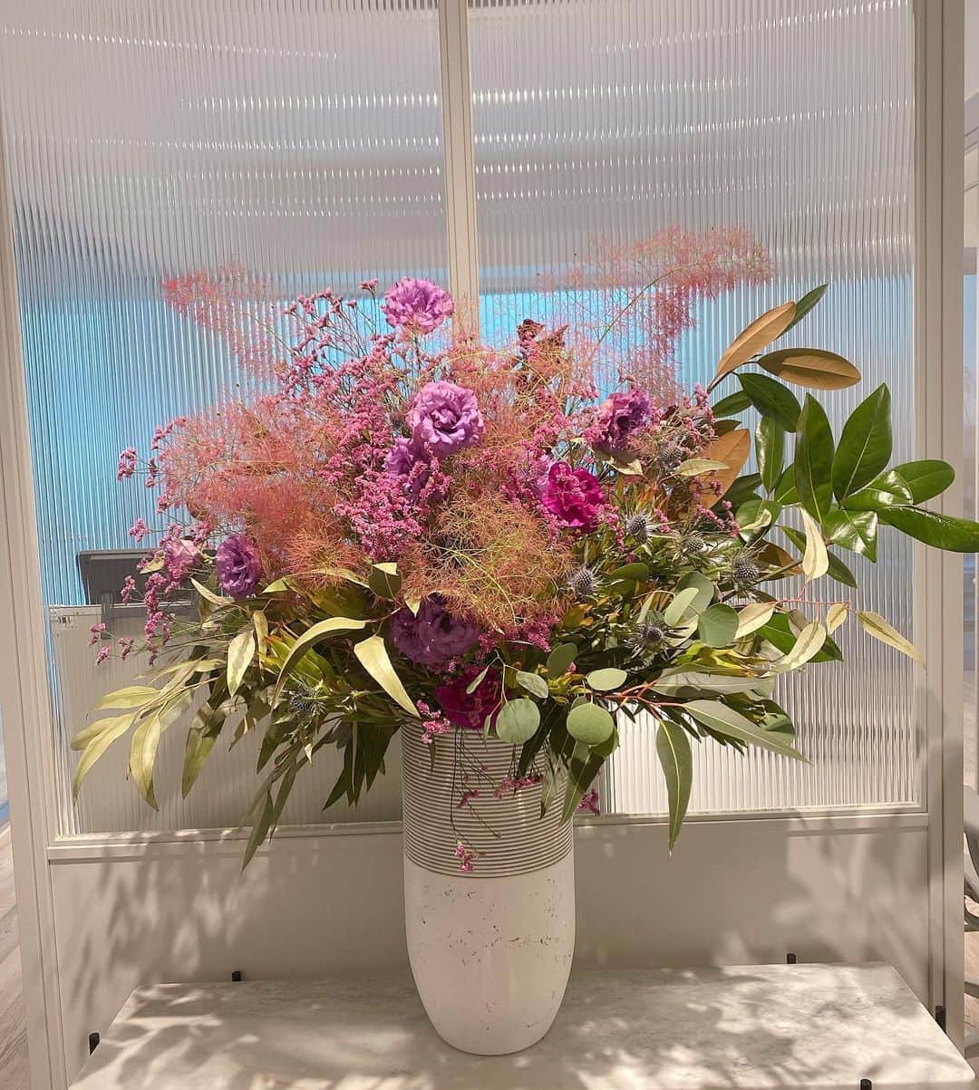 ソンミさんのインスタグラム写真 - (ソンミInstagram)「今週の花材は﻿ ﻿ ✔︎スモークツリー﻿ ✔︎トルコキキョウ﻿ ✔︎スターチス﻿ ✔︎リューカデンドロン﻿ ✔︎エリンジウム﻿ ✔︎カーネーション﻿ ✔︎泰山木﻿ ✔︎ユーカリ﻿ ﻿ ﻿ 今週末はピンクが多くて可愛らしい印象に。  #myoffice  #meethoffice」10月1日 13時53分 - sonchan0111