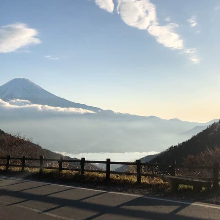 田中美里のインスタグラム：「10月になりました。 すっかり秋めいてきましたね。  月初めなので自分の想いを伝えられたらなと思います。  私は人が笑っている顔が大好きです。  笑顔ってすごく周りをあったかくしますよね。  私もできるならずっと笑っていたいなって思っています。  でも、気持ちがすごく落ち込んでいる時はあまり無理しないようにしています。  笑って気持ちがあがる時はいいんですけど、、 笑ってみて、、さらに辛くなったり、ぽっかり穴が空いたように感じたら無理やり笑わなくてもいいと思っているんです。  私は20代の頃、喜怒哀楽の「喜」と「楽」で「キラクが1番！」といつも言っていました。  すっごく辛いことがあっても笑ってさえいれば大丈夫なんだって思っていました。  でも、そのうち心と身体のバランスがとれなくなりました。  自分でもわからないうちに、、  そして気が付いたんです。 人間は「喜怒哀楽」全て揃っていなければバランスを崩してしまうんだって。  もちろん大人なので言葉や伝え方は考えますが、、。  自分の気持ちに自分で蓋をしてしまわないように、、  自分の気持ちを自分の嘘で固めてしまわないように。  嘘の気持ちが本当の気持ちと勘違いしてしまわないように、、。  心と身体ができるだけ一緒にいられるように、、。  自分自身を労わってあげようと思います。  まだまだ先が見えなくて不安な毎日ですが、想い合って今月も過ごしていけたらなと思っています。  みなさんも気温差が激しくなってきましたので体調に気をつけてお過ごしください。  この写真は以前ロケで大雨で絶対に見られないと思っていた富士山。  最後の最後で晴れて見られて感動したのを覚えています。  雨上がりだからなのか、さらに美しく感じました。  #富士山 #mtfuji  #山梨県 #自分自身の気持ち #喜怒哀楽 #笑顔 #長文失礼しました」