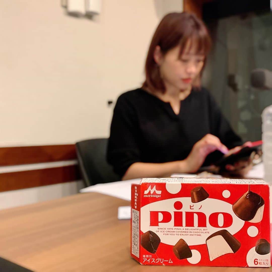 のインスタグラム：「収録前に調べものをする美雨さん。  （超真剣！！！）  こんなときでも ピノ食べませんか〜？と声をかけると…  「食べるー❤︎」とニッコリ( ˘ ³˘)  #森永乳業 #ピノ #pino #アイス」