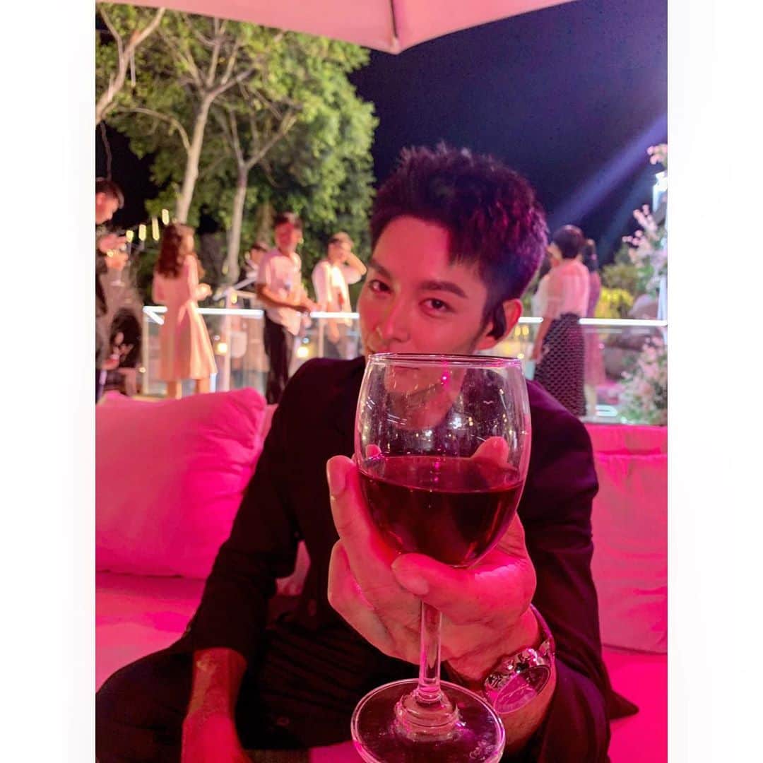 ツァオ・ヨウニン（曹佑寧）のインスタグラム：「來中秋節快樂 ㄧ起喝蔓越莓😂😂」