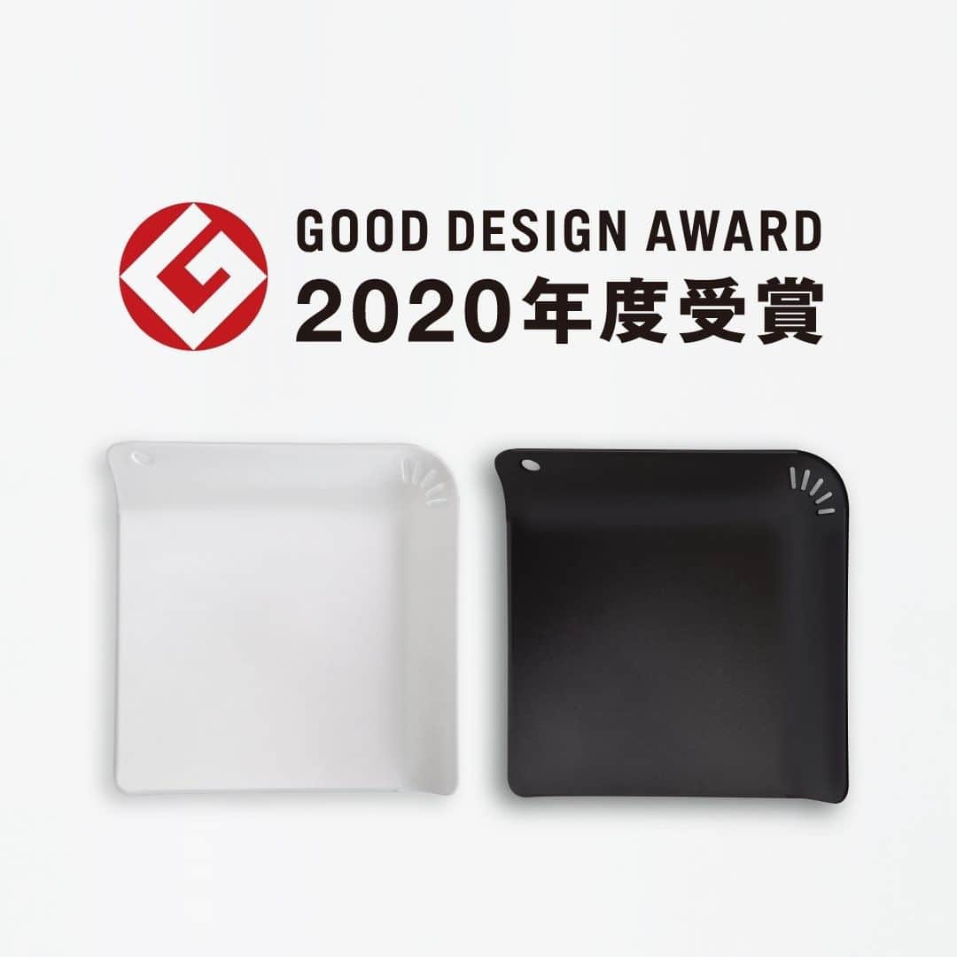 ダイソーさんのインスタグラム写真 - (ダイソーInstagram)「「2020年度グッドデザイン賞」 (主催：公益財団法人日本デザイン振興会)を受賞しました。 100円という厳しい売価の中で、 実用性の高いデザインを実現したことに評価をいただきました。 当社では今回の受賞を契機に、 今後もデザイン・機能性を重視した商品開発に取り組み、 人々の生活を豊かにするように努めてまいります . ちょこっとまな板 各種100円(税抜)  ※店舗によって品揃えが異なり、在庫がない場合がございます ※商品パッケージ裏面の説明文を読んで正しくご使用ください。 ※画像はイメージです。実際とは異なる場合がございます。  #ダイソー #daiso #daisojapan #ちょこっとまな板 #省スペース多機能まな板 #まな板 #省スペースまな板 #多機能まな板 #ミニまな板 #主婦が考えた省スペース多機能まな板 #キッチンアイテム #キッチングッズ #アイデア商品 #シンプルライフ #100yen #100均 #100均パトロール #gマーク #グッドデザイン #グッドデザイン賞 #グッドデザイン賞受賞 #gooddesign #gooddesignaward #gooddesignaward2020 #gooddesignexhibition2020」10月1日 14時00分 - daiso_official