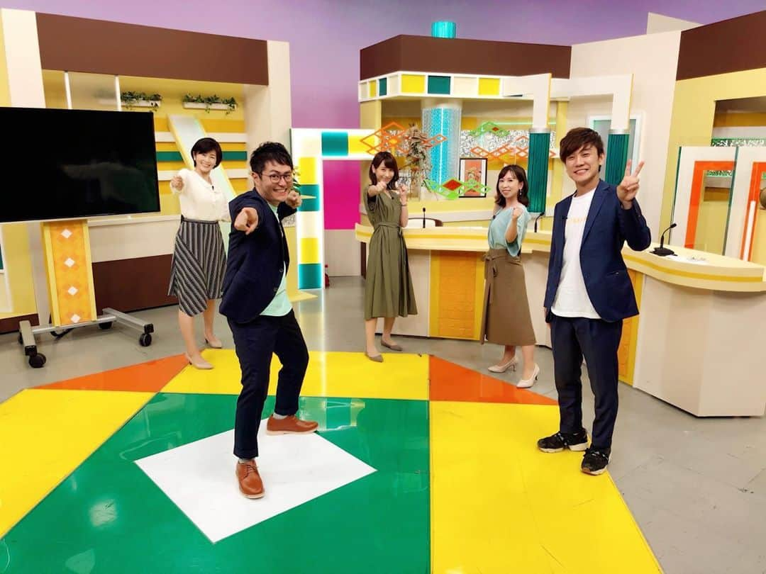 空道太朗のインスタグラム：「. 奈良テレビ「ゆうドキッ！」 2年目突入しました🦌 いつも沢山メールありがとうございます！ これからもよろしくお願いします！ スタッフさんの間で、 セット真ん中の出入口は、 明石家さんまさんが出て来てから、 「さんまゲート」と呼ばれています。 #奈良テレビ #ラフ次元  #ゆうどき」