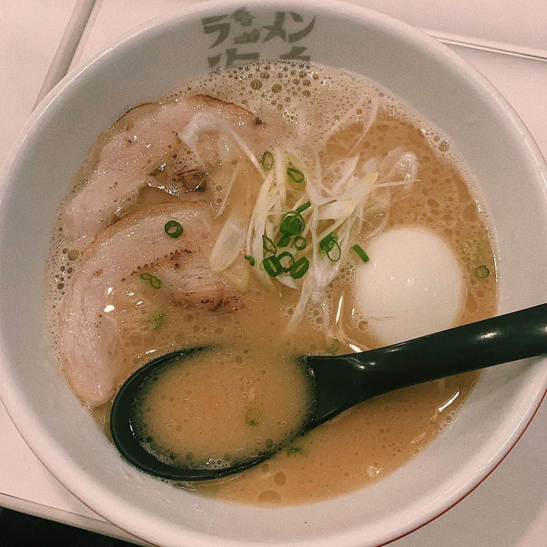 井上志帆子さんのインスタグラム写真 - (井上志帆子Instagram)「#豚骨ラーメン#暖暮#暖暮ラーメン#海鳴#海鳴ラーメン #魚介豚骨#博多どうなつ#蒸気屋#おいしすぎる🙆‍♀️」10月1日 14時14分 - shiriko0316