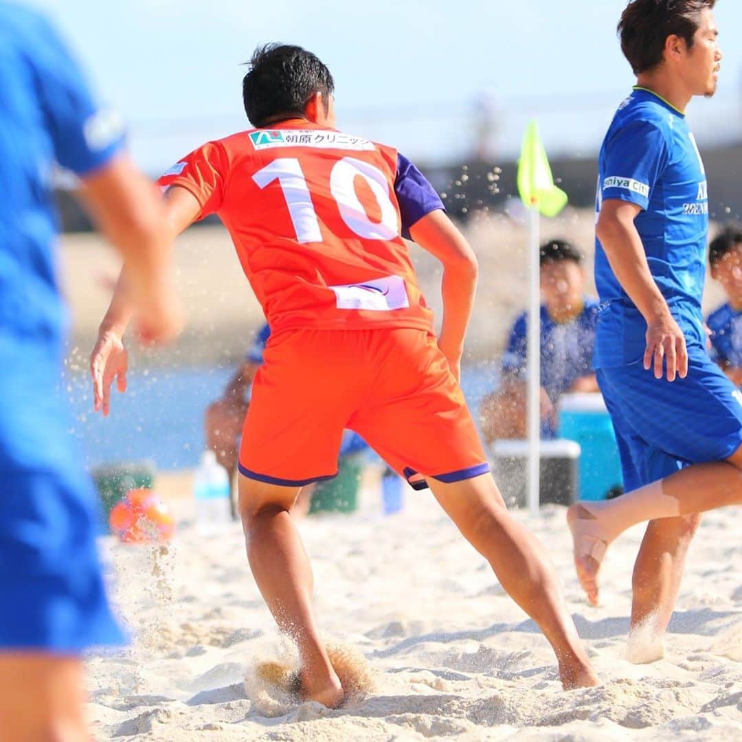 藤川朋樹のインスタグラム：「カメラマンさん達がビーチサッカー選手にしてくれました🙇🏻‍♂️📸✨ ルールや戦術を勉強し、強くなれるよう精進します✊  #BSC明石アレイア #ビーチサッカー #beachsoccer」