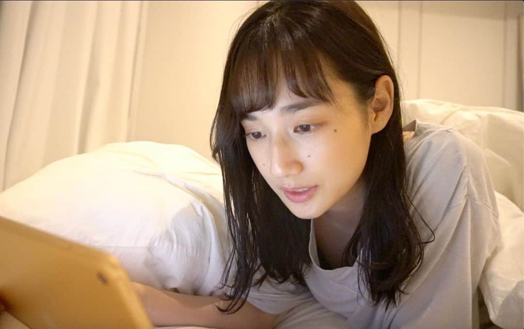 高嶋香帆のインスタグラム：「添い寝をしながら読み聞かせを行うという新しいフォーメーションでお送りしてみました☺️  YouTubeより✌️  皆さま夏の終わりと言えば何ですか☺️？」