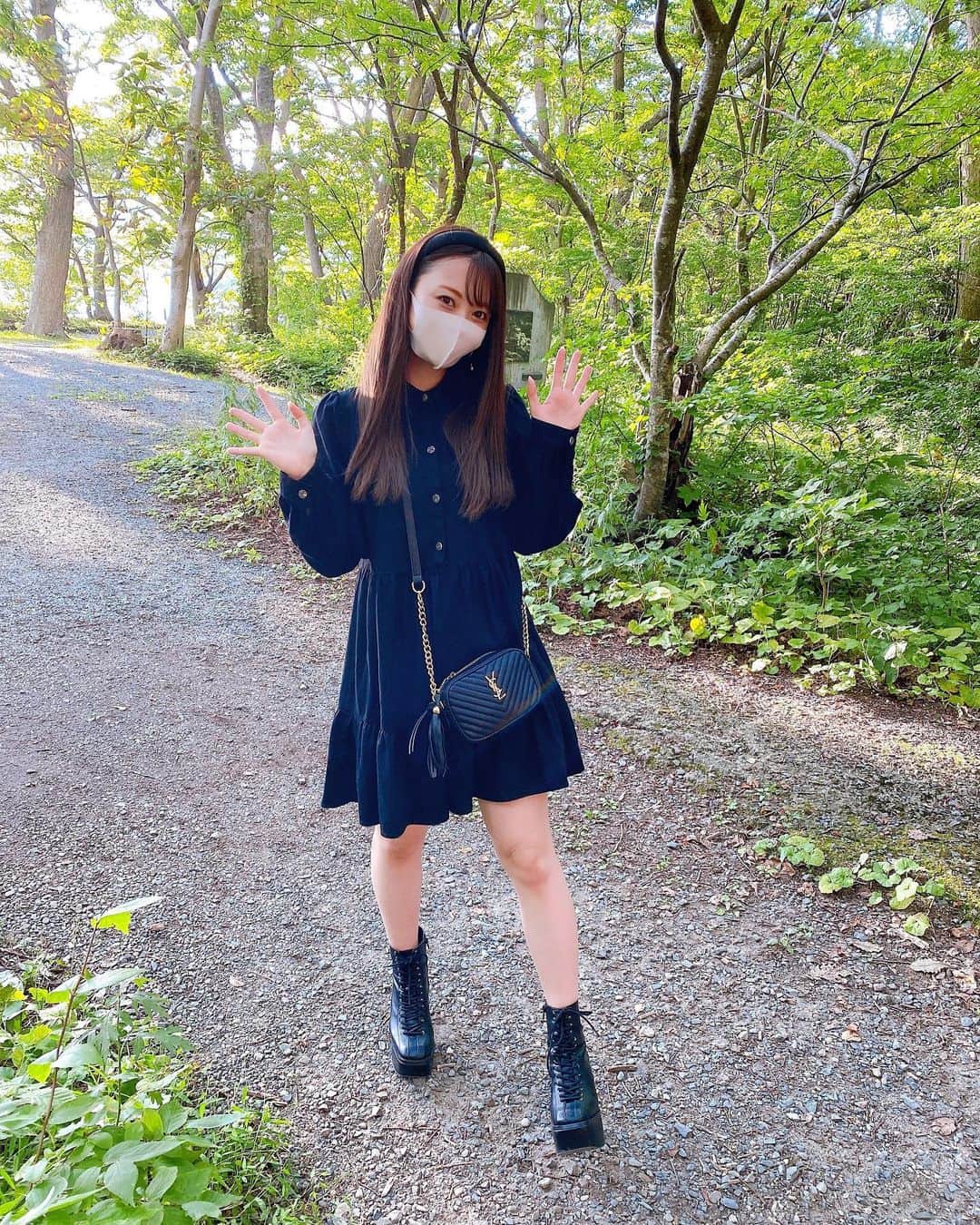 西村季里子のインスタグラム：「・  この春、この夏、 世の中的にも個人的にも 大変で辛い時期があって、  やっと、ようやく、 落ち着いてきたかな、、と一息。  今日から10月🌙 2020年最後までしっかり生きる🌼  大自然を求めて #十和田湖 へ🌱 父が撮る写真が全て彼氏目線…  #青森#青森県#秋田#大自然 #カチューシャ#ZARA#秋服 #2020年#しっかり生きる #彼氏目線#デート#カメラマン父 #follow#followｍe」
